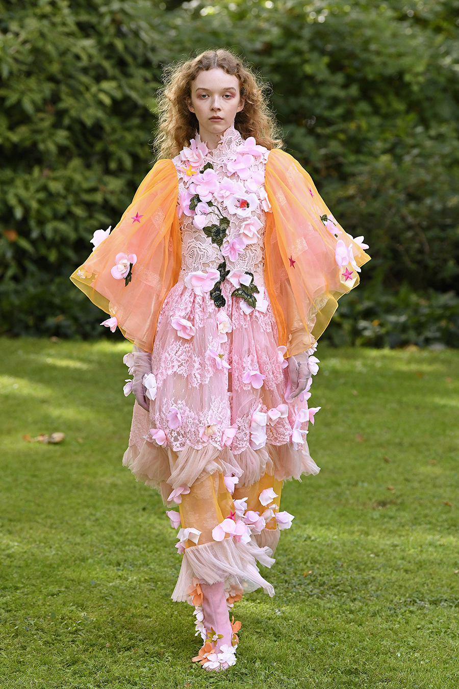 тренды весна лето 2022 модное цветочное платье пышное длинное розовое оранжевое