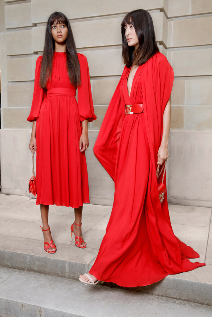 модное красное платье миди макси оборки пояс сатин весна 2022 День святого Валентина