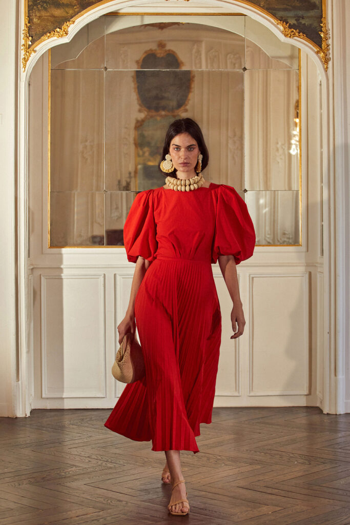 самое модное красное платье с объемными рукавами миди макси бежевые аксессуары весна 2022 День святого Валентина 