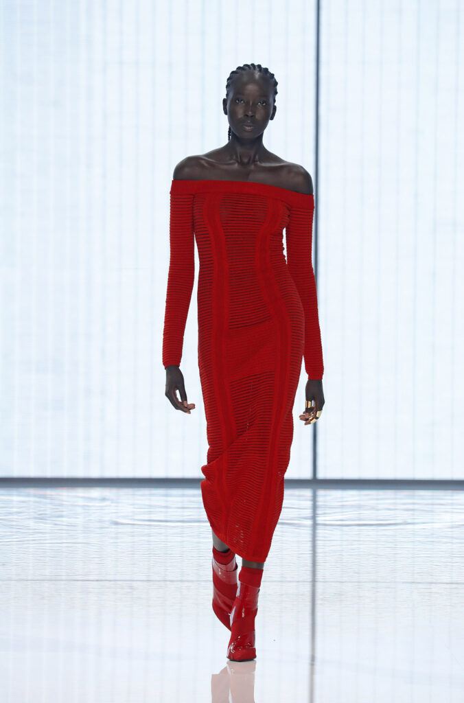самое модное приталенное красное платье с разрезами открытые плечи весна 2022 День святого Валентина