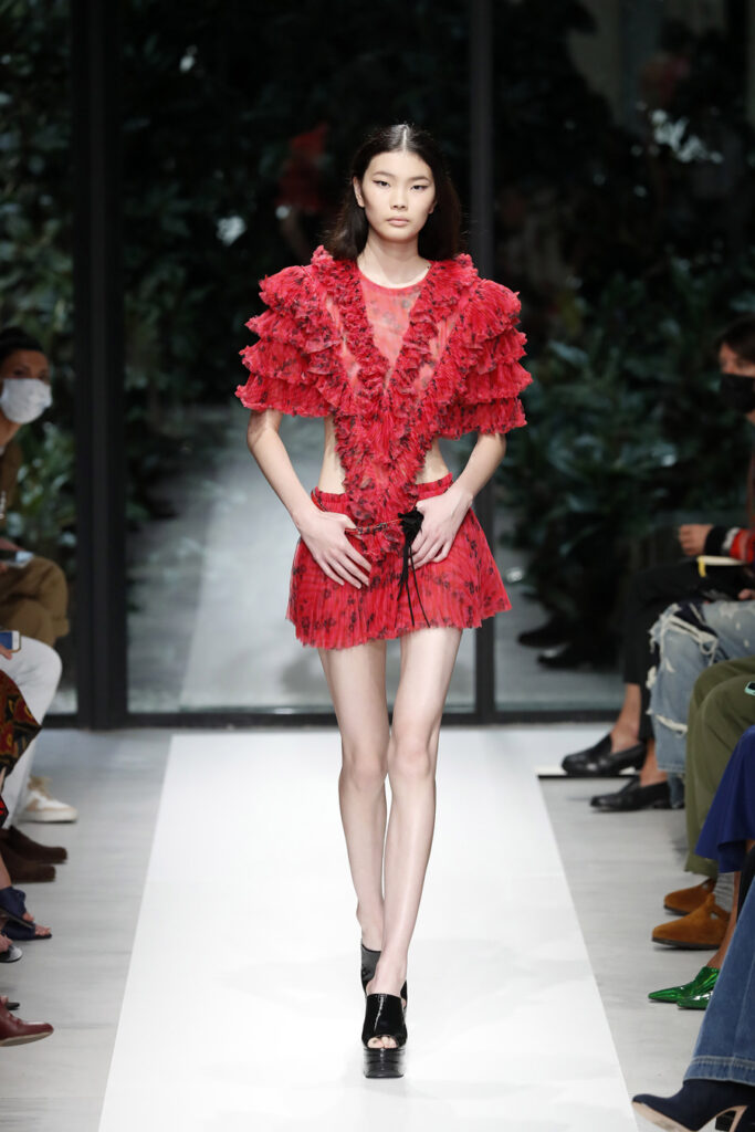 самое модное короткое мини-платье красное с кружевом прозрачными вставками разрезами весна 2022 День святого Валентина