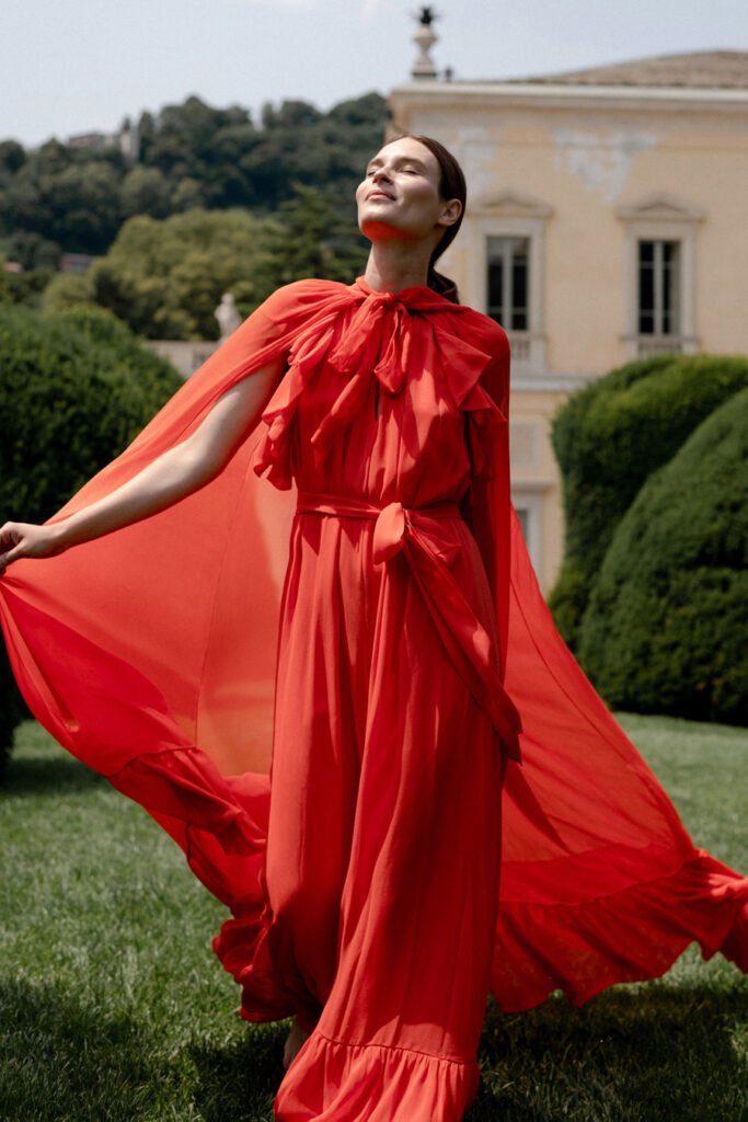 самое модное красное платье макси рюши накидка прозрачность весна 2022 День святого Валентина
