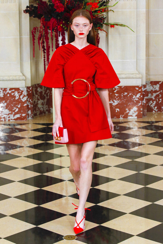 самое модное красное платье мини пояс широкие рукава весна 2022 День святого Валентина