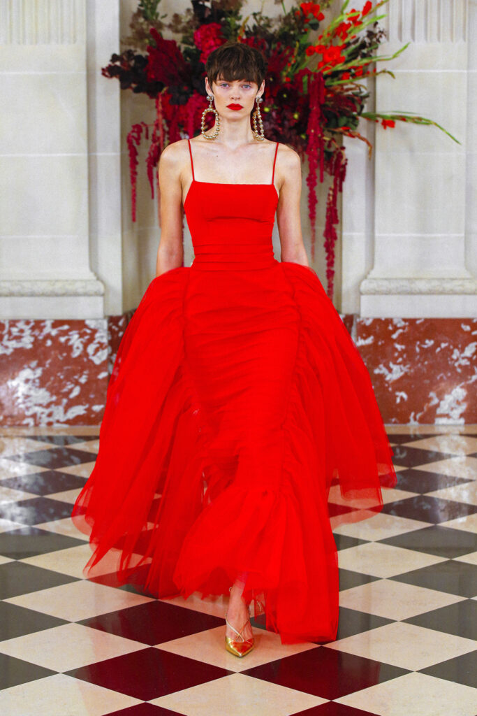 самое модное красное платье длинное макси на тонких бретелях фатин корсет весна 2022 День святого Валентина