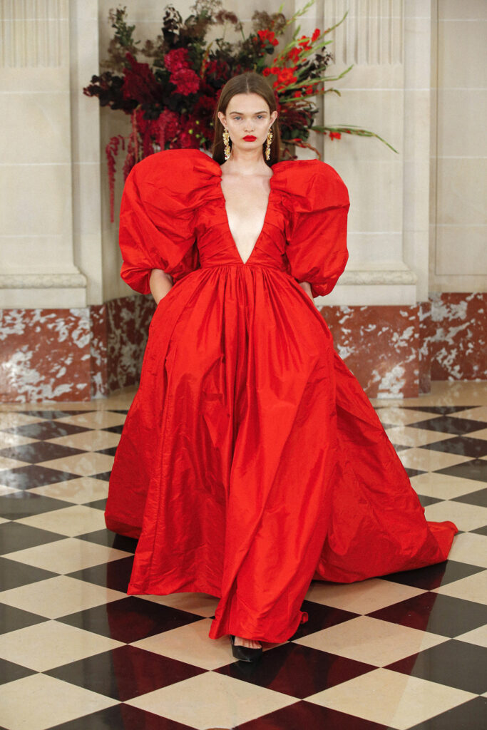самое модное красное платье с объемными рукавами пышной юбкой глубоким декольте весна 2022 День святого Валентина