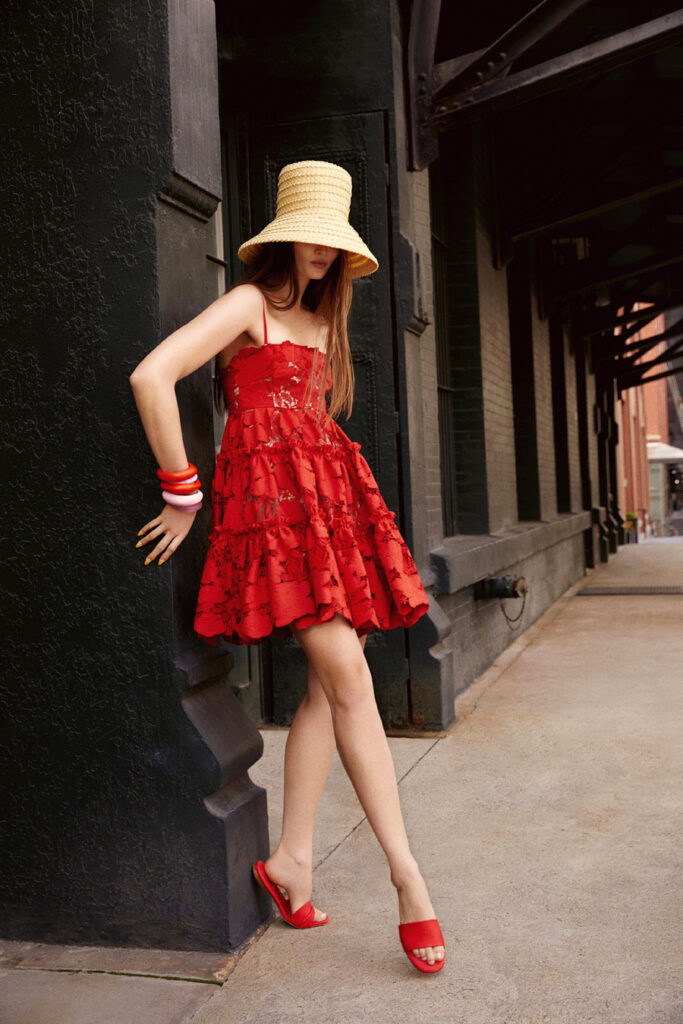 самое модное короткое кружевное красное платье мини весна 2022 День святого валентина