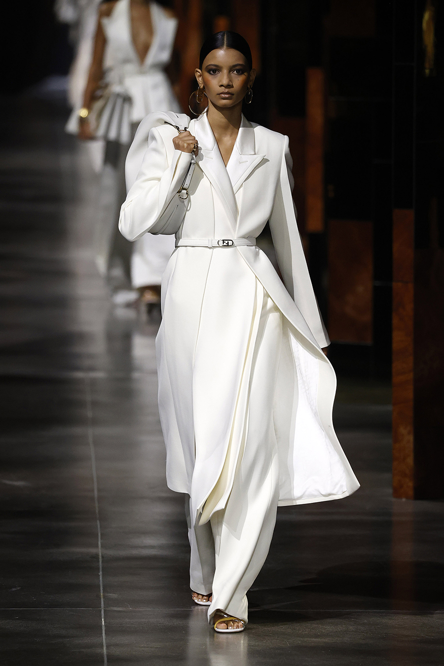 модное белое пальто весна 2022 длинное приталенное с поясом