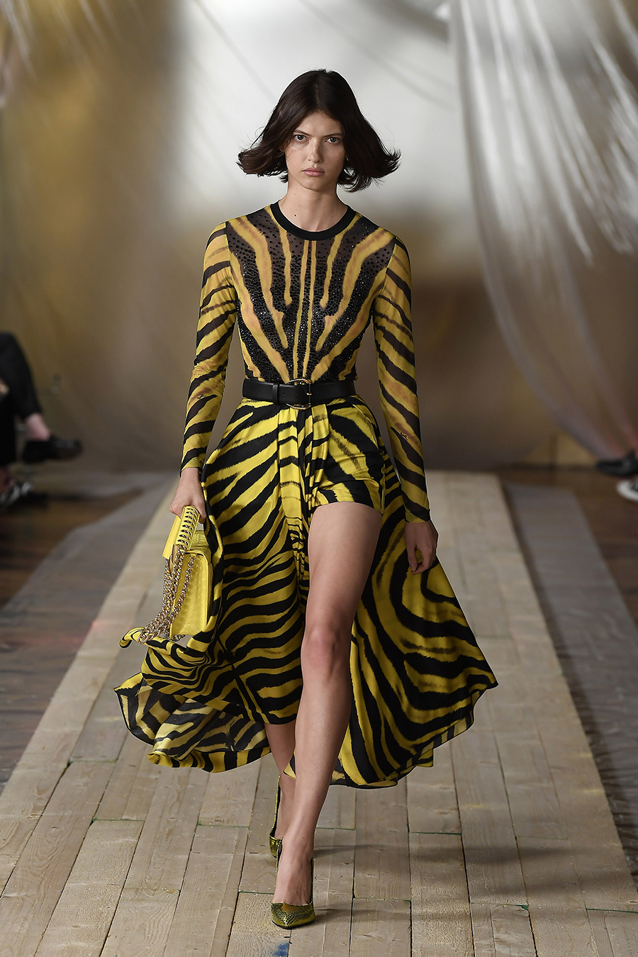 тигровый принт весна 2022 платье черное желтое