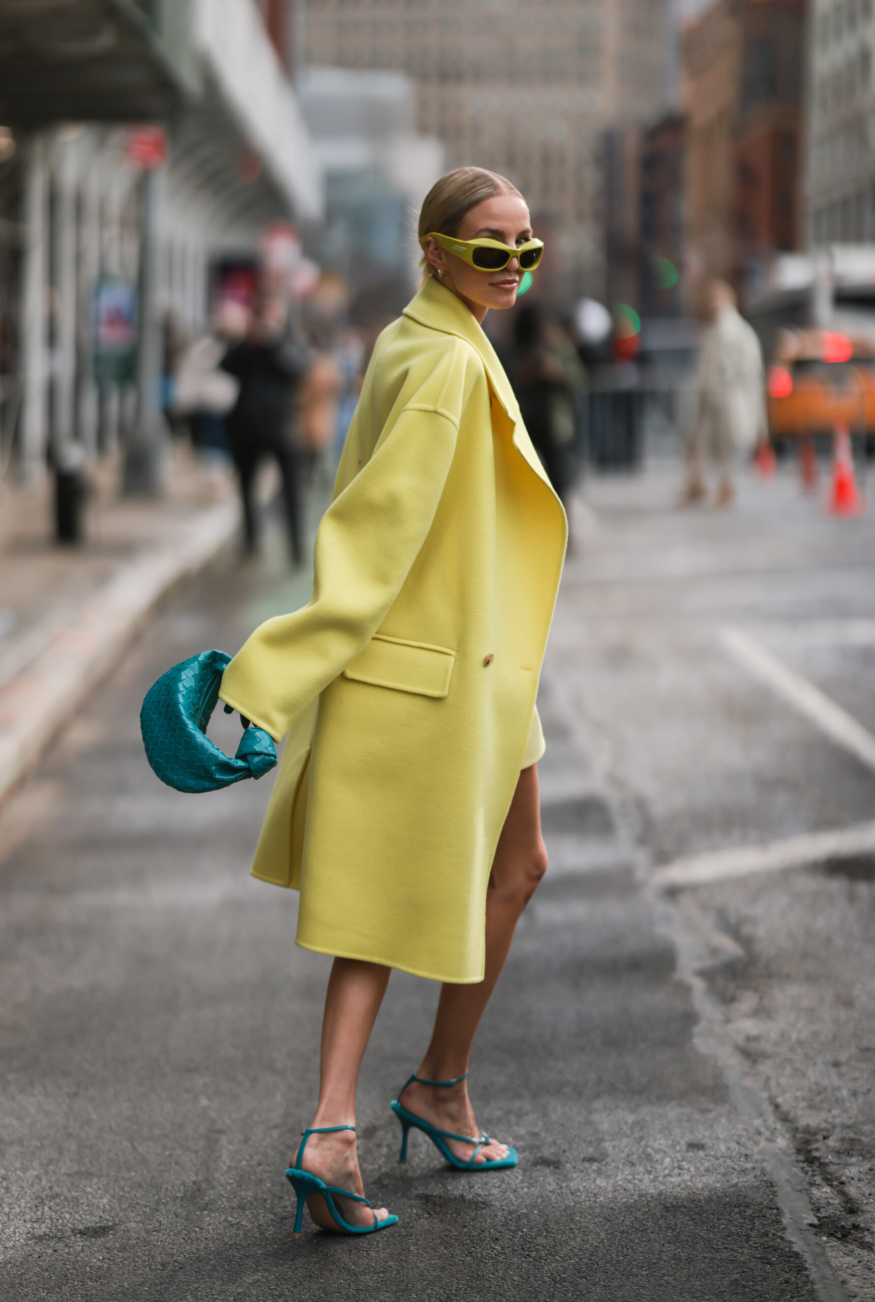 модное пальто весна 2022 длинное желтое
