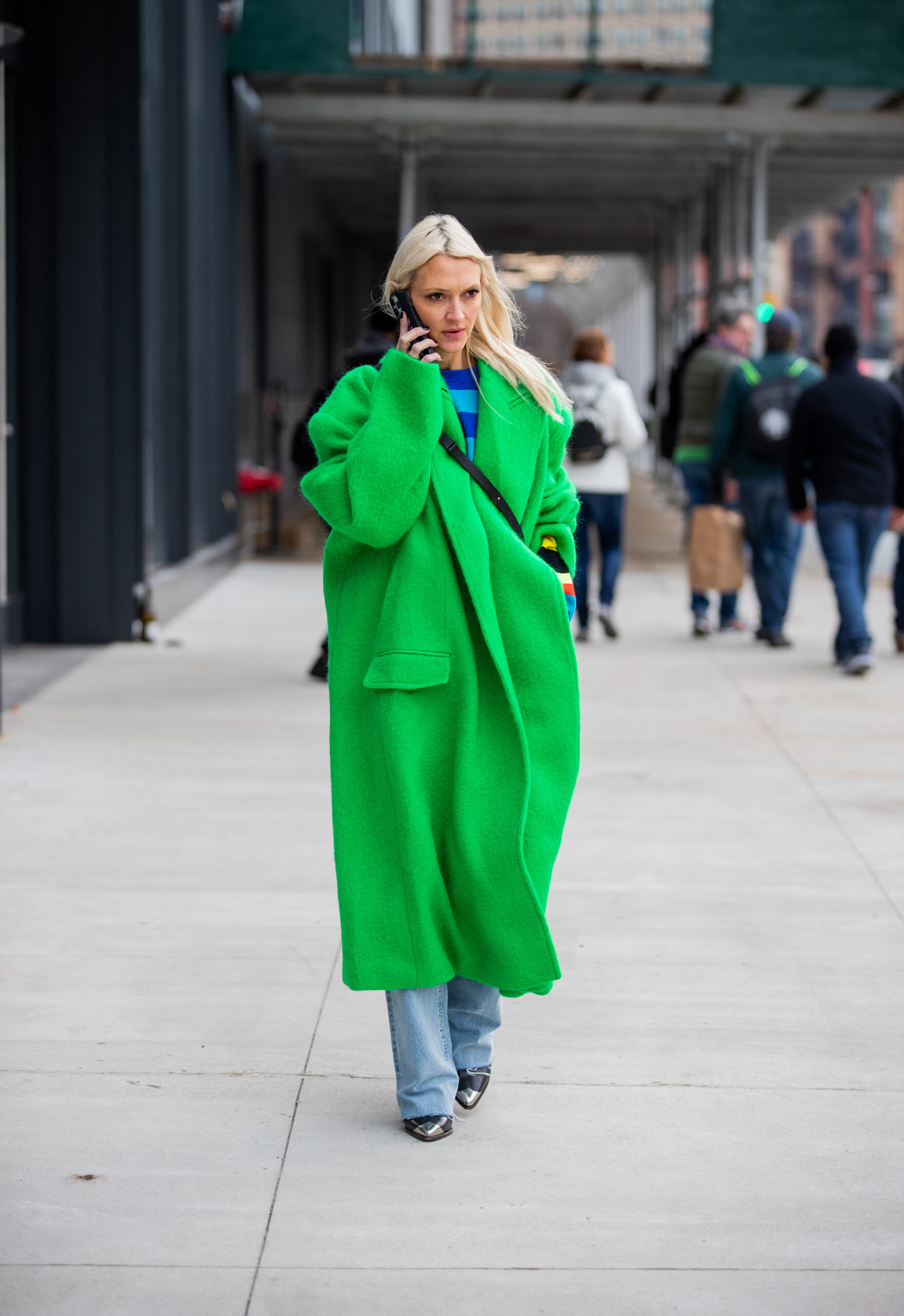 модное пальто весна 2022 яркое зеленое