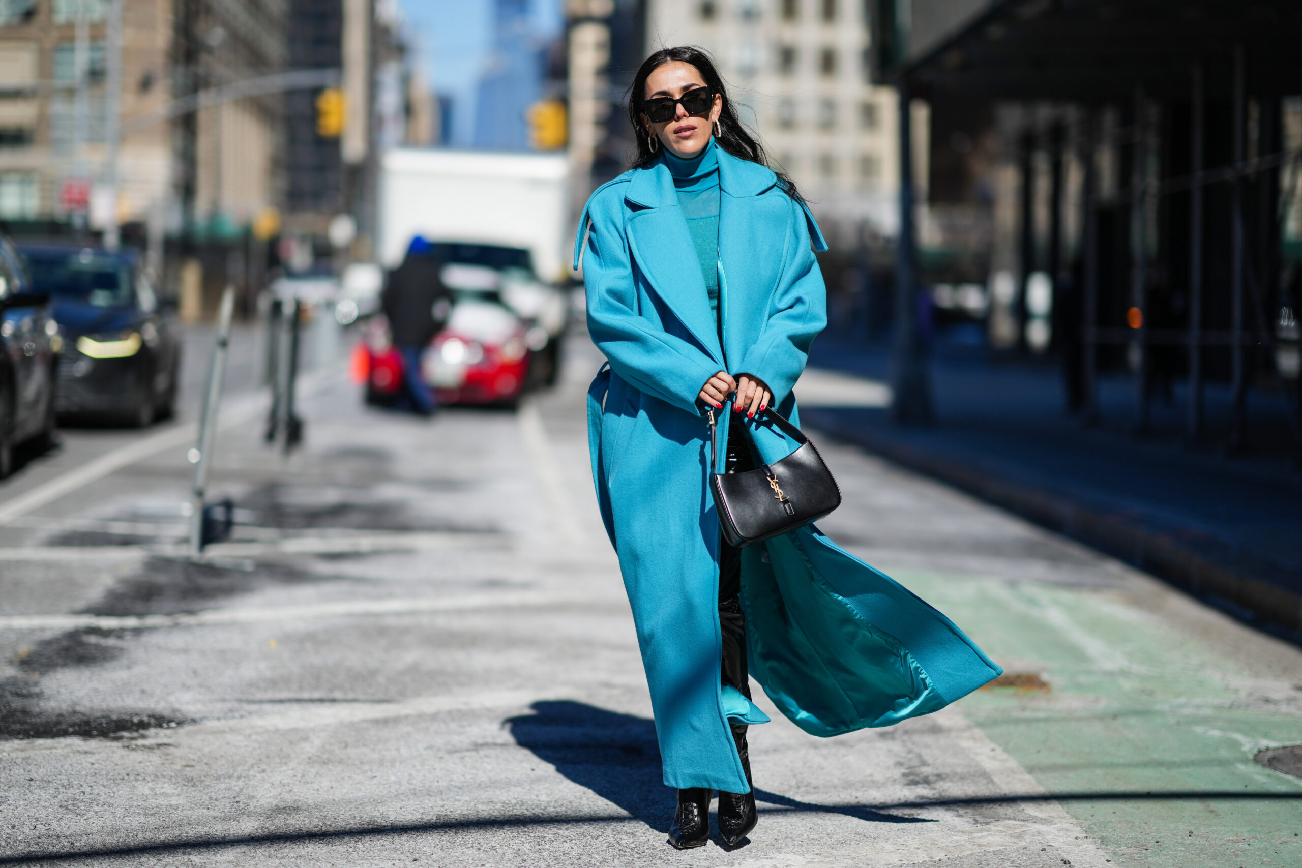 модное пальто весна 2022 яркое синее голубое