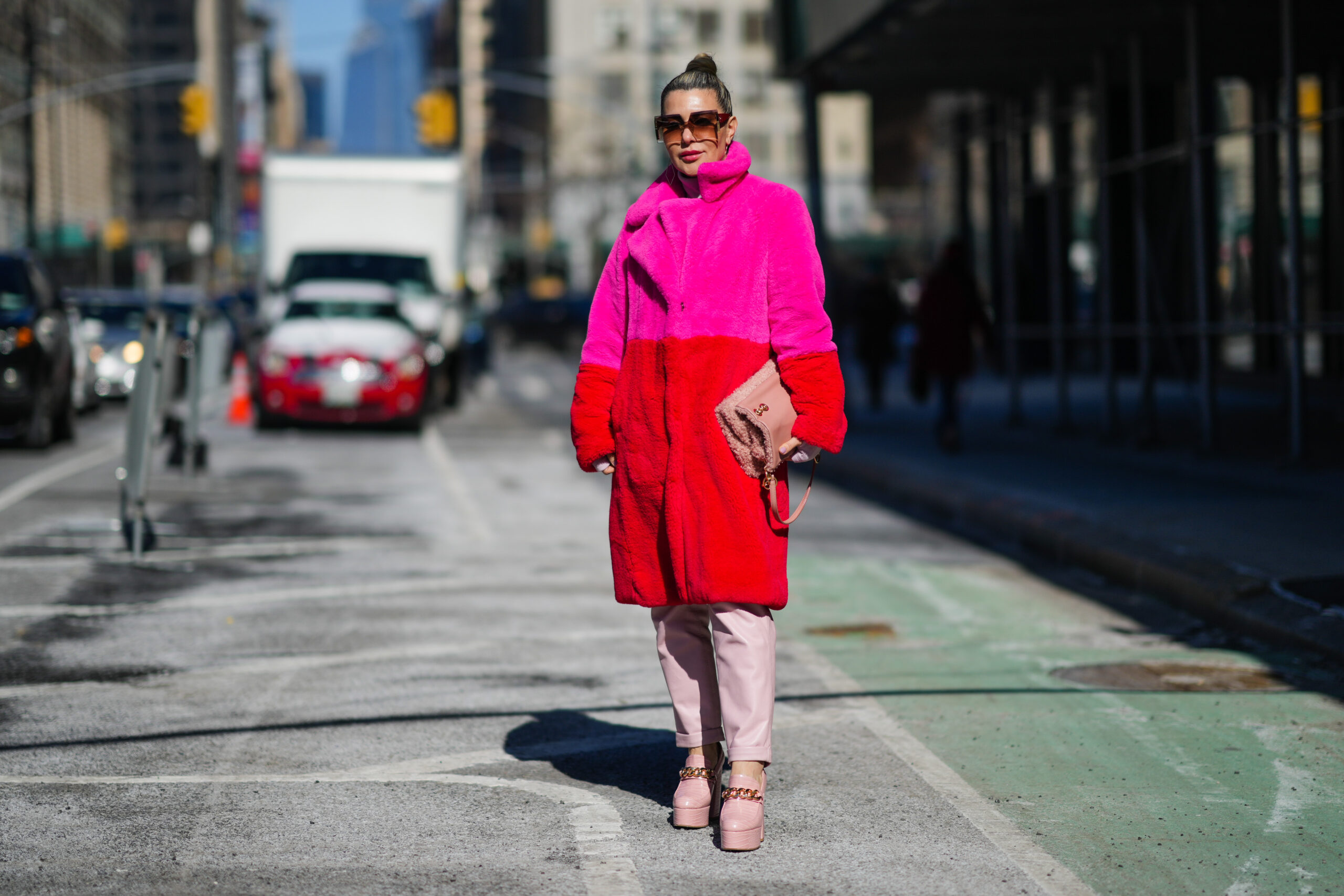 модное пальто весна 2022 длинное шуба красное розовое яркое