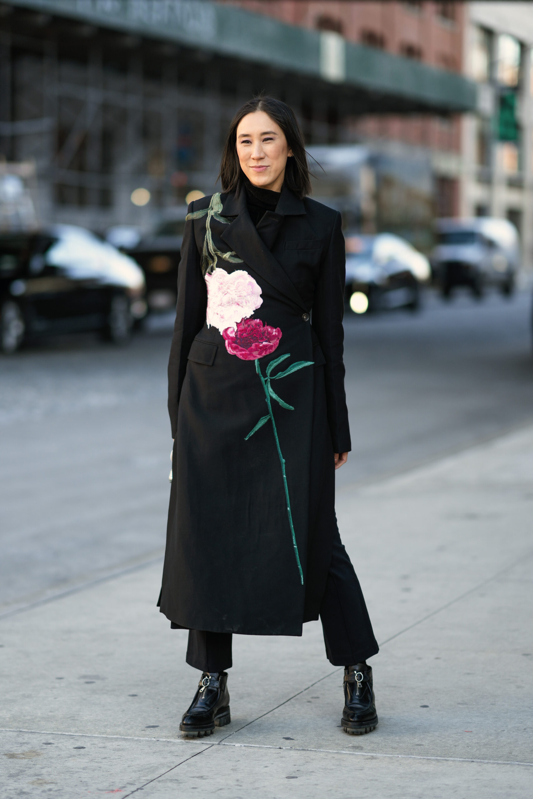 модное пальто весна 2022 длинное черное цветы вышивка