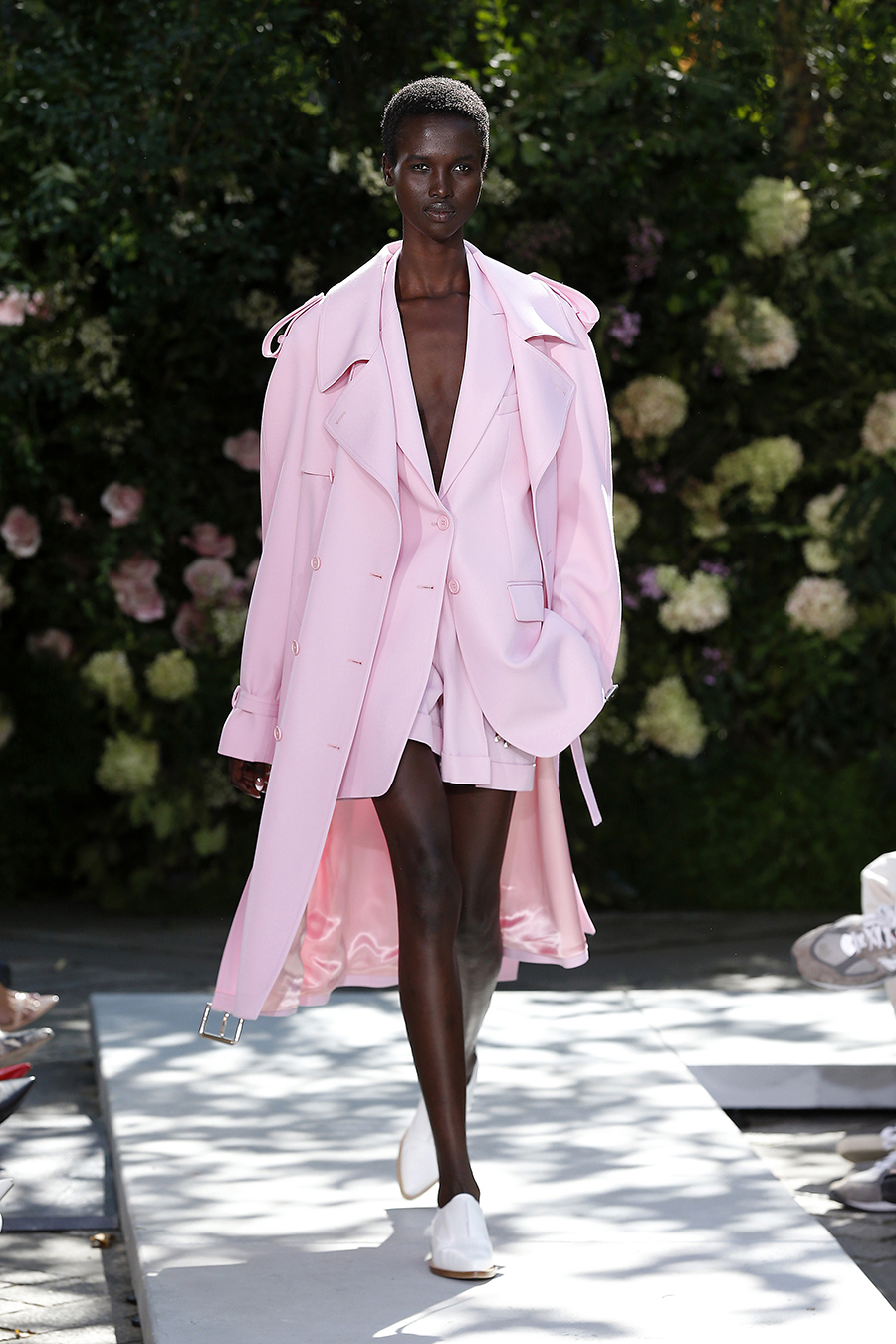 модный костюм тройка весна 2022 шорты пиджак жакет плащ тренч розовый
