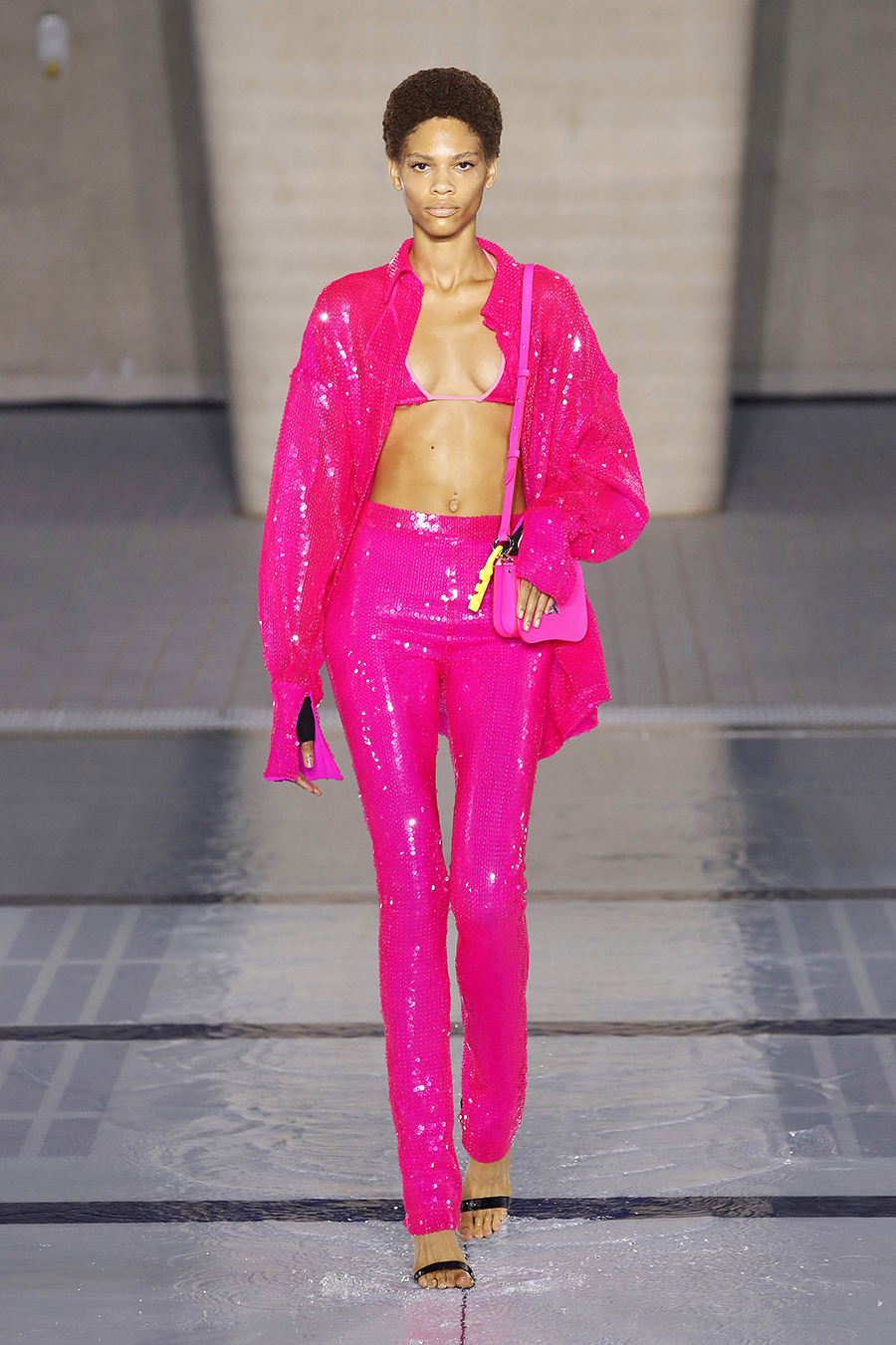 модный костюм тройка весна 2022 брюки пиджак жакет топ розовый яркий неон функция пайетки