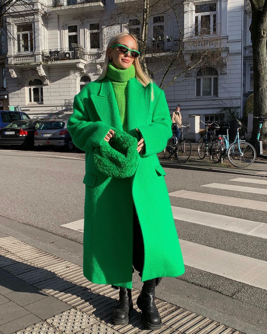 модное пальто весна 2022 леони ханне длинное оверсайз маскулинное яркое зеленое боттега