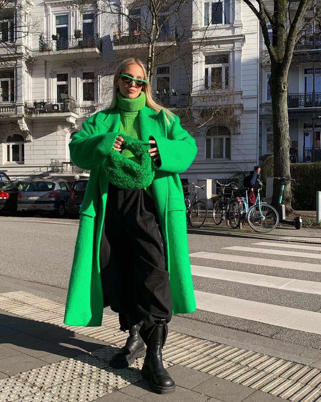 модное пальто весна 2022 леони ханне длинное оверсайз маскулинное яркое зеленое боттега