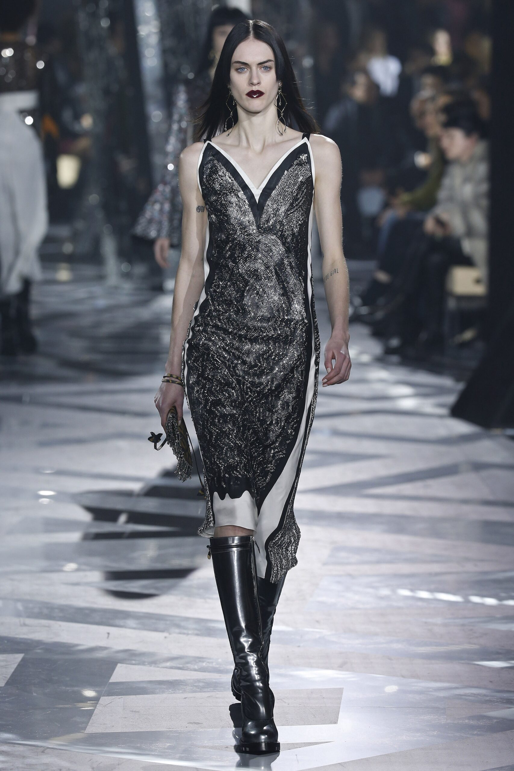 модное платье комбинация весна лето 2022 в бельевом стиле кружево черное