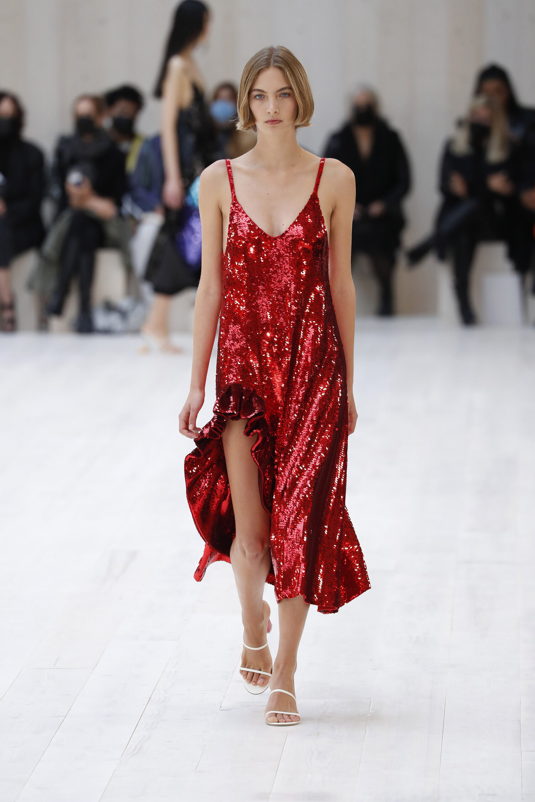 модное платье комбинация весна лето 2022 в бельевом стиле пайетки красное