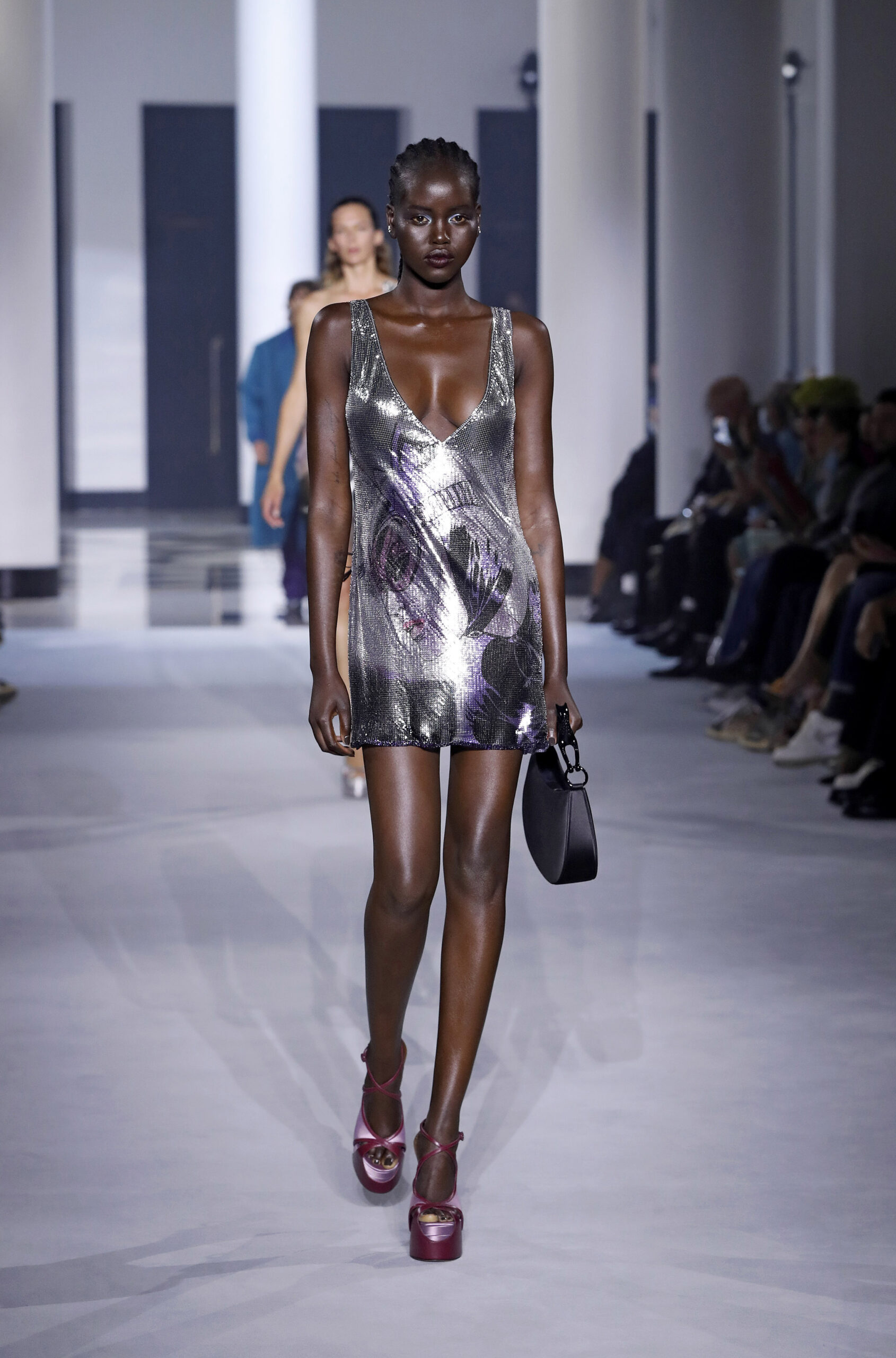 модное платье комбинация весна лето 2022 в бельевом стиле пайетки серебряное