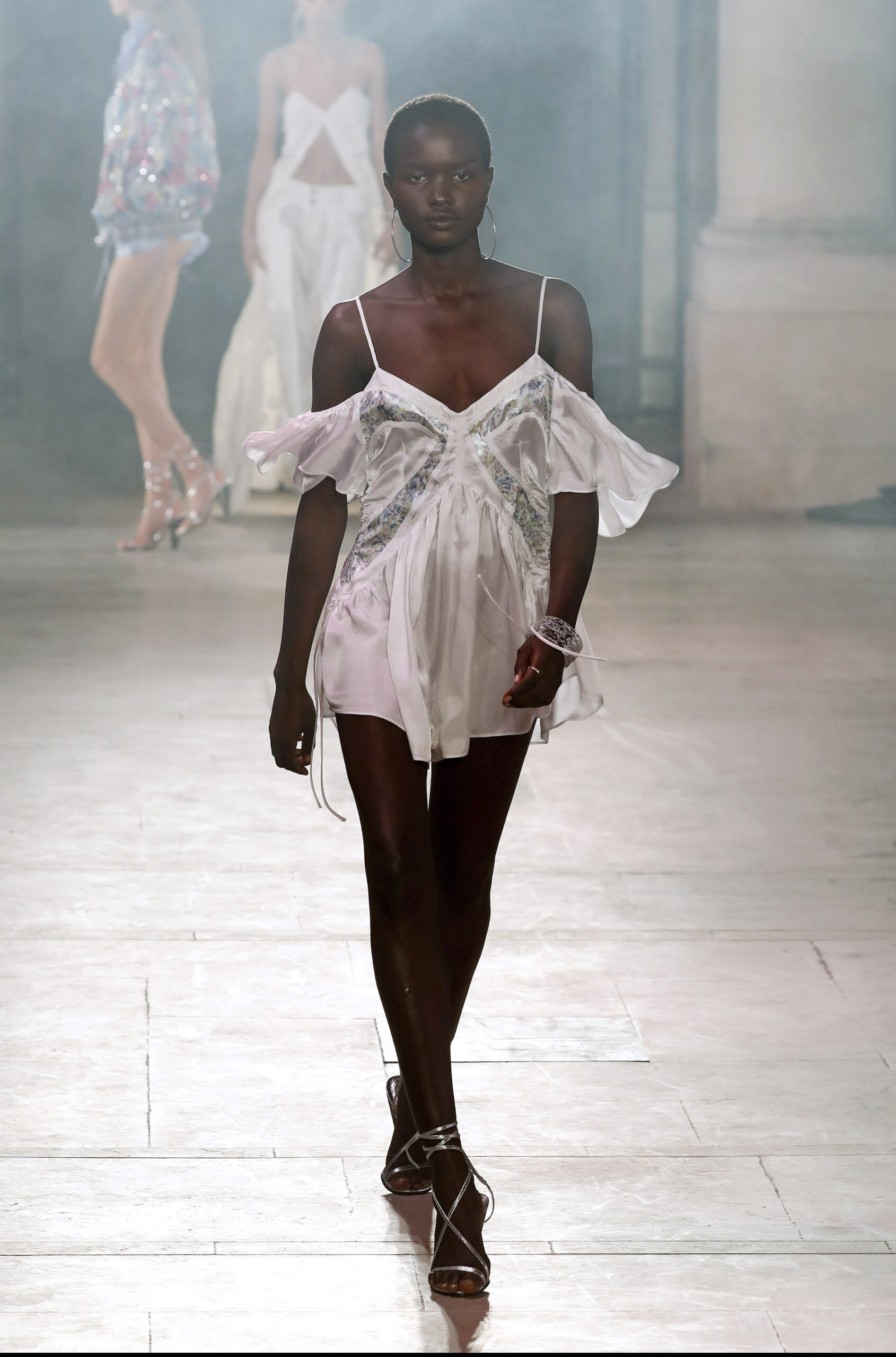 модное платье комбинация весна лето 2022 в бельевом стиле короткое белое