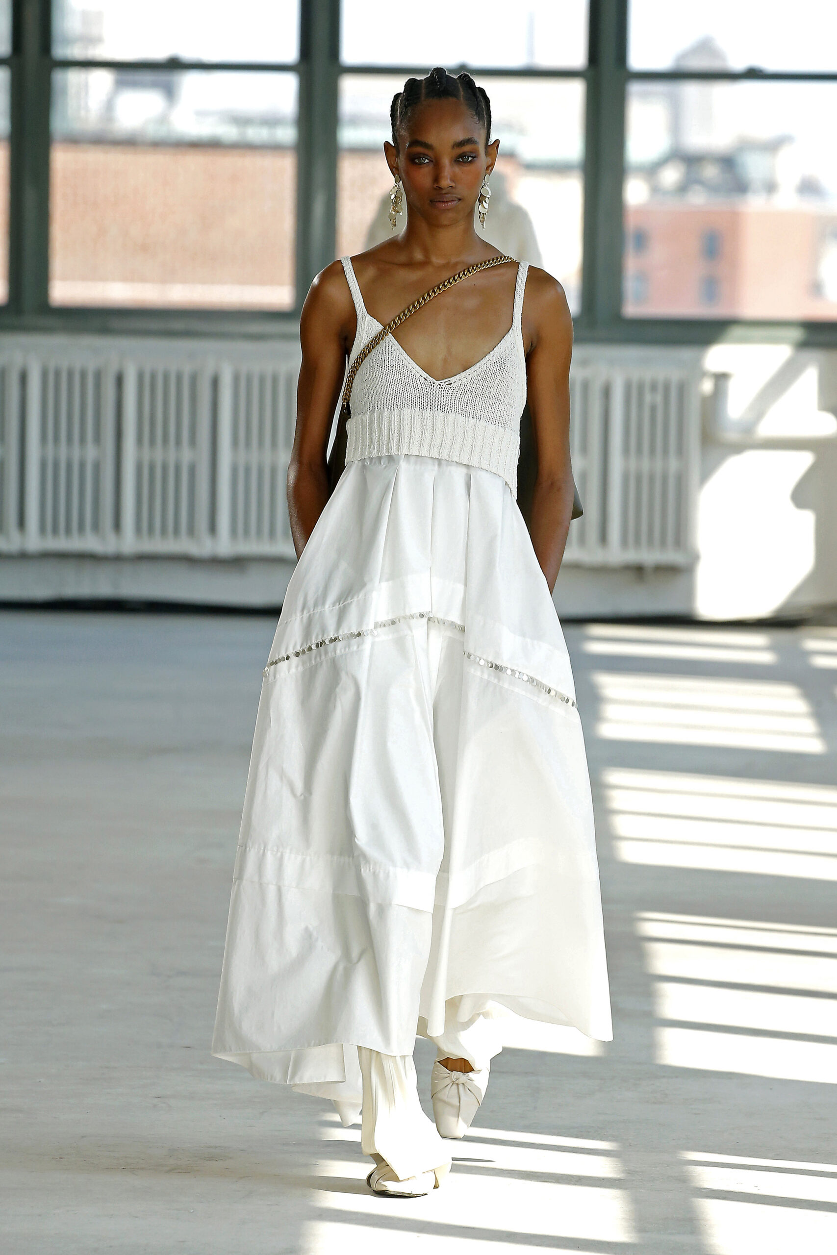 модное платье комбинация весна лето 2022 в бельевом стиле хлопковое белое длинное макси