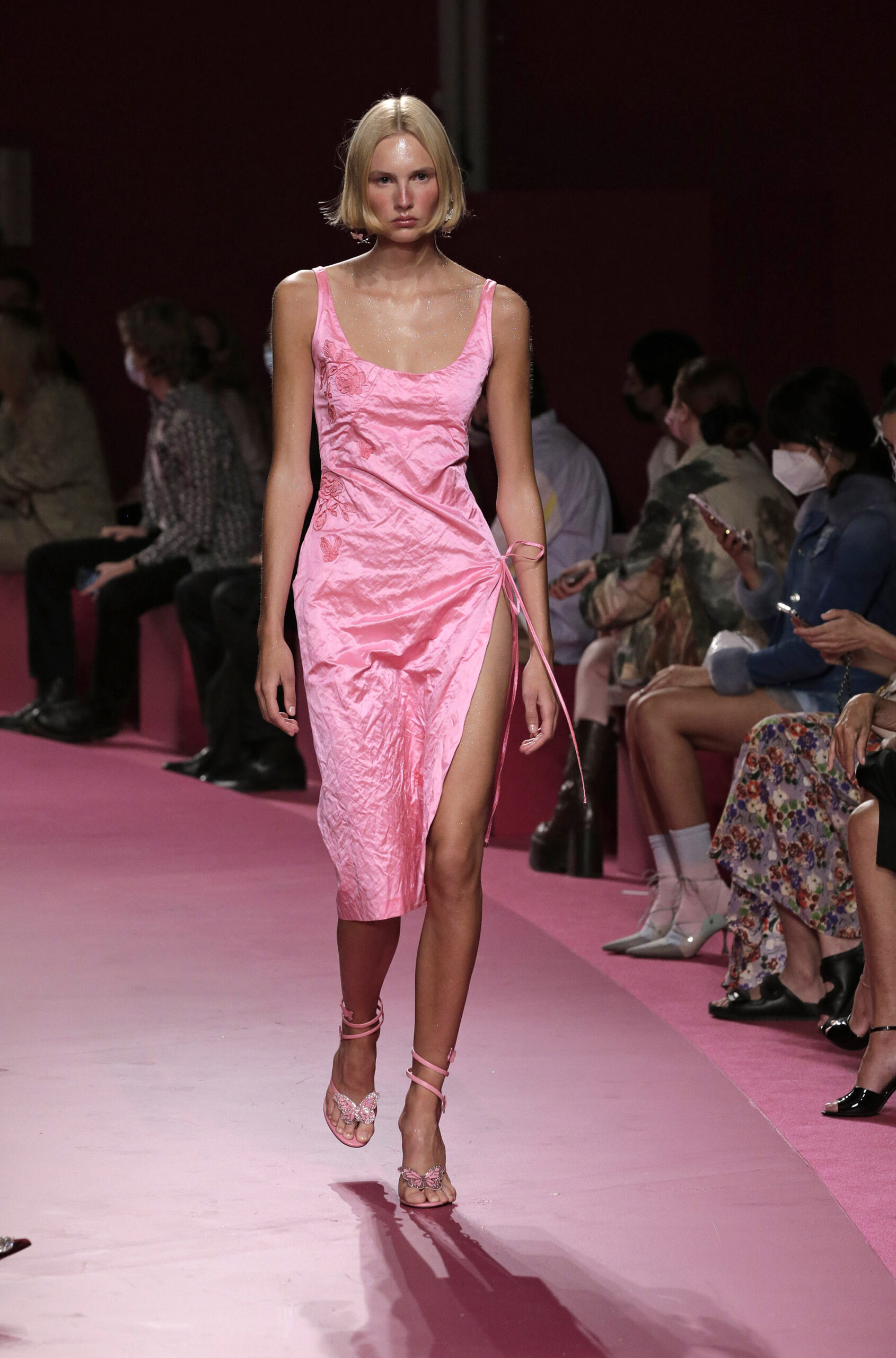 модное платье комбинация весна лето 2022 в бельевом стиле широкие бретели винтажное миди розовое