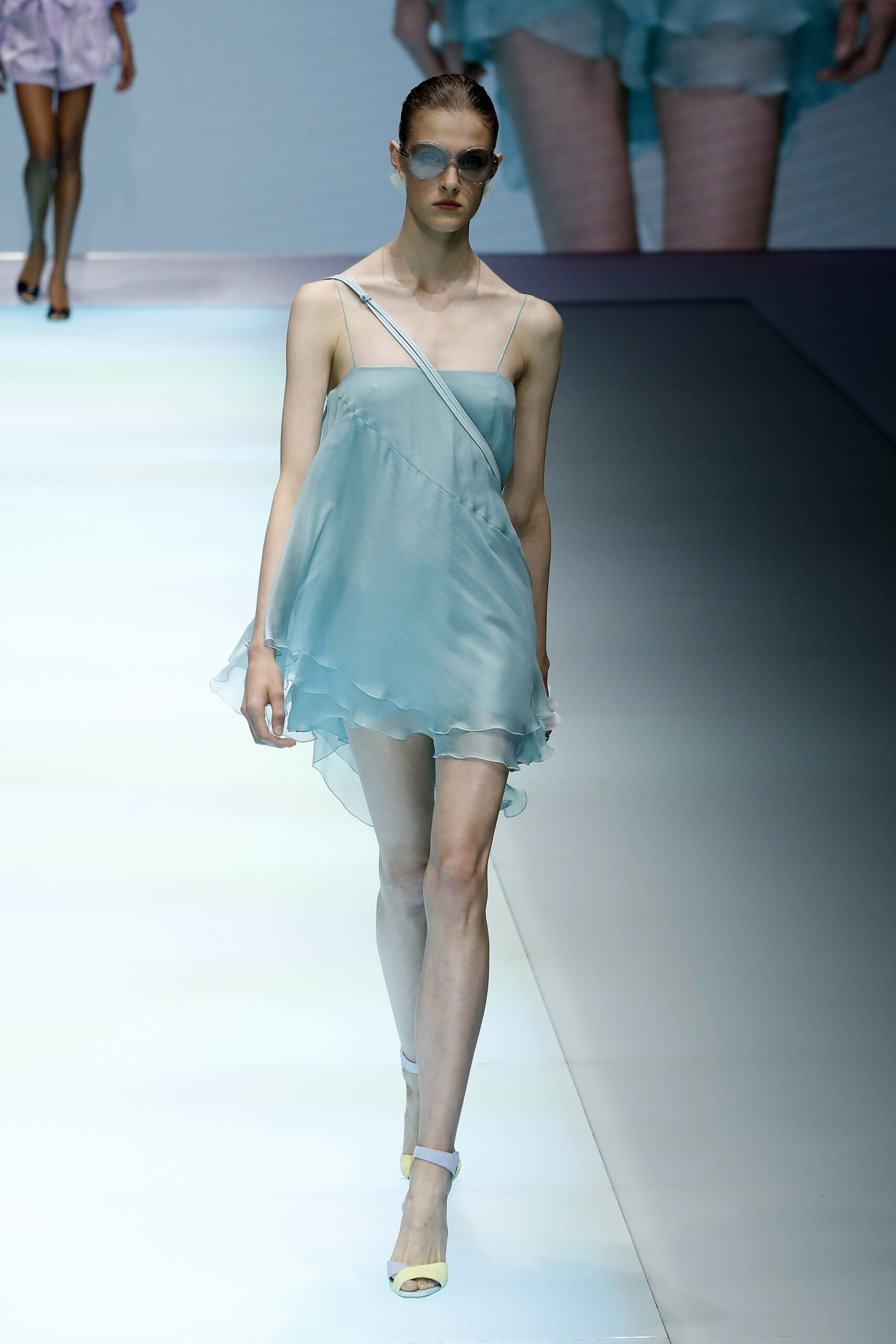 модное платье комбинация весна лето 2022 в бельевом стиле короткое голубое