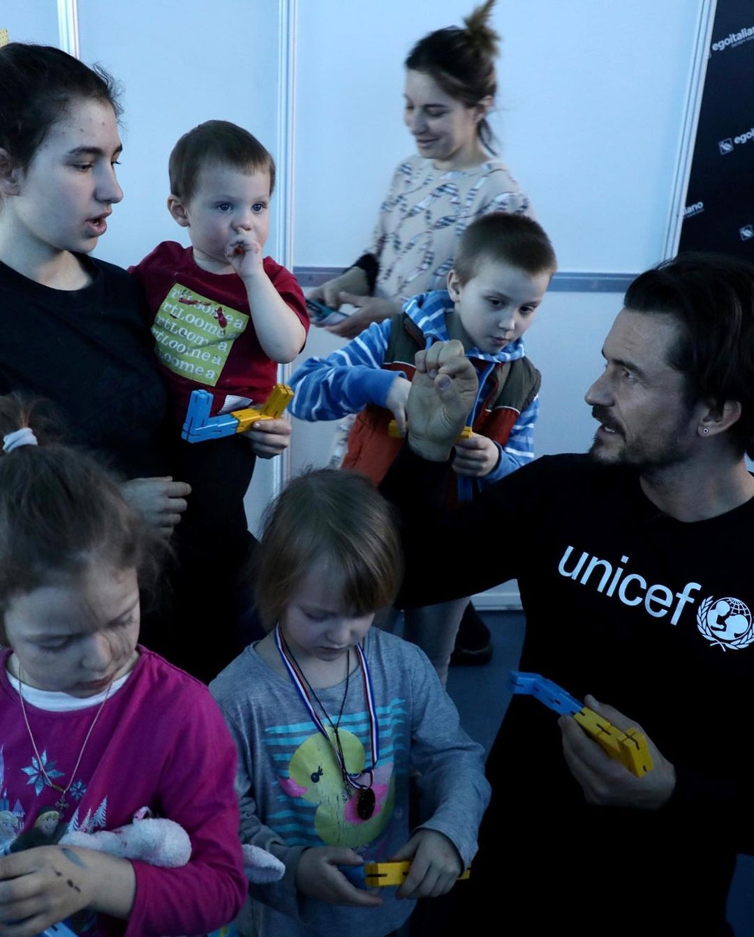 орландо блум юнісеф допоміг україні діти біженці війна 2022