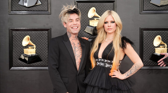 Авріл Лавінь втретє виходить заміж: фото романтичних заручин і розкішної обручки авріл лавінь виходить заміж чоловік заручини обручка мод сан