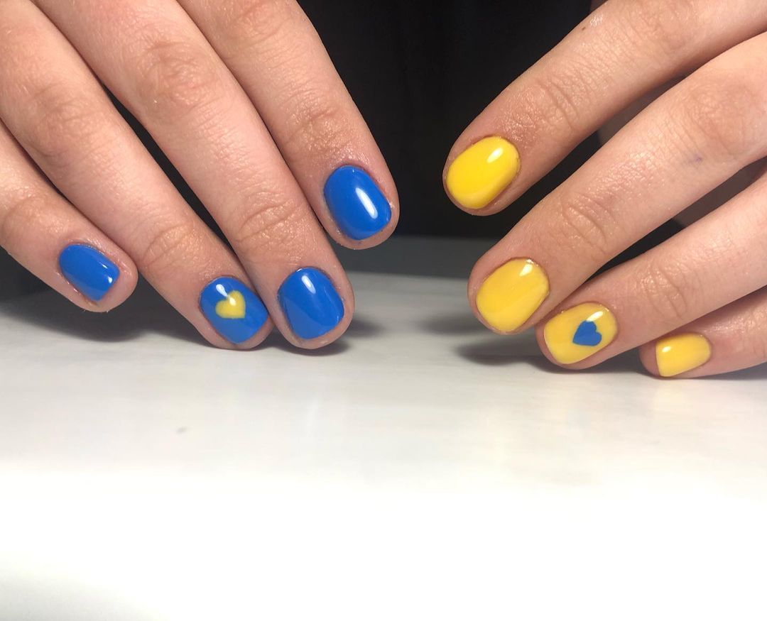 модний манікюр 2022 синій жовтий патрітичний Україна прапор серце