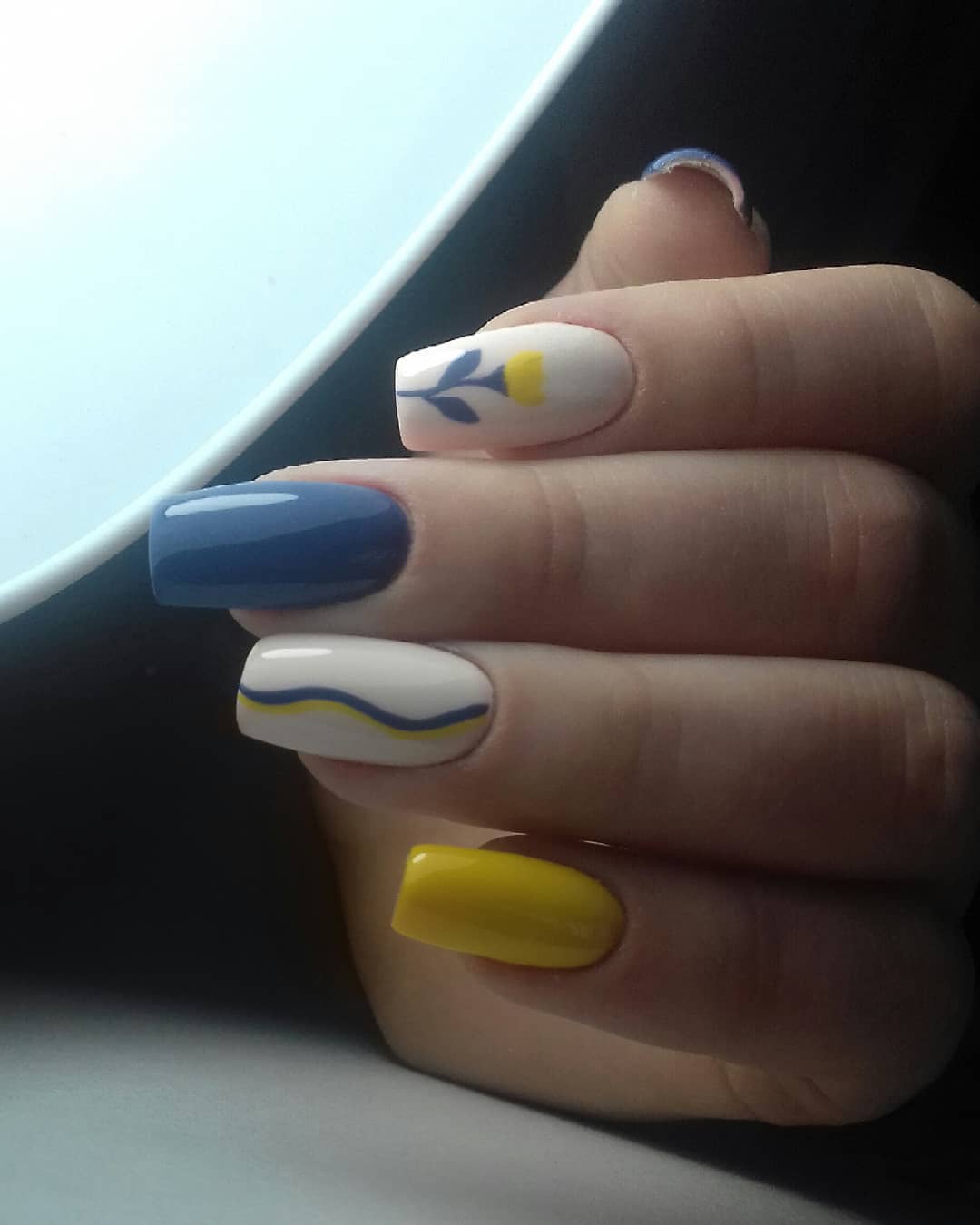 модний манікюр 2022 синій жовтий патрітичний Україна прапор квіти рослини