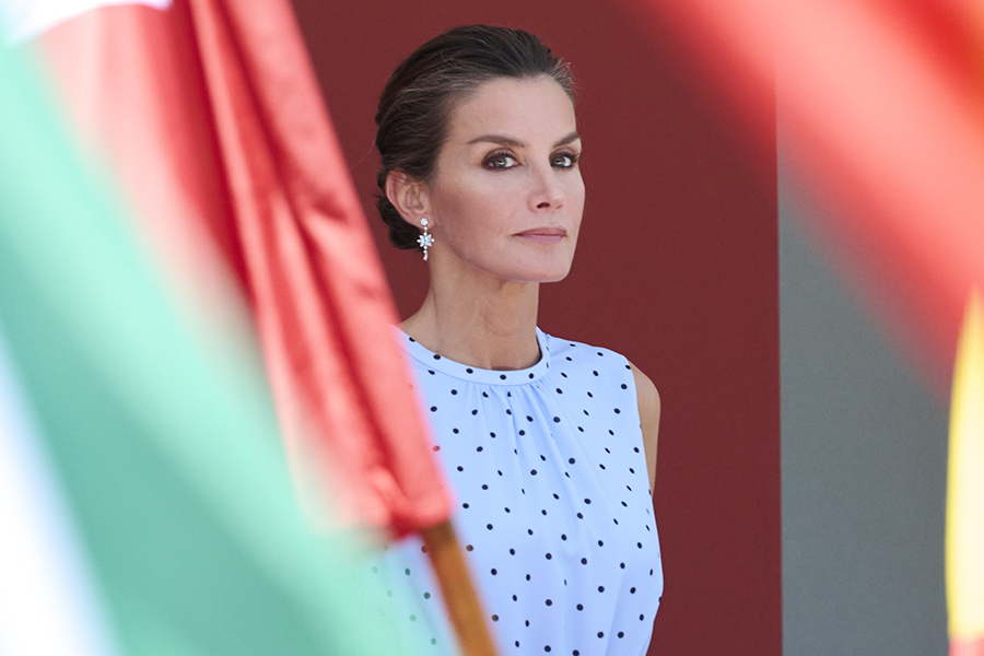 Королева Іспанії Летиція модна сукня горошок літо 2022