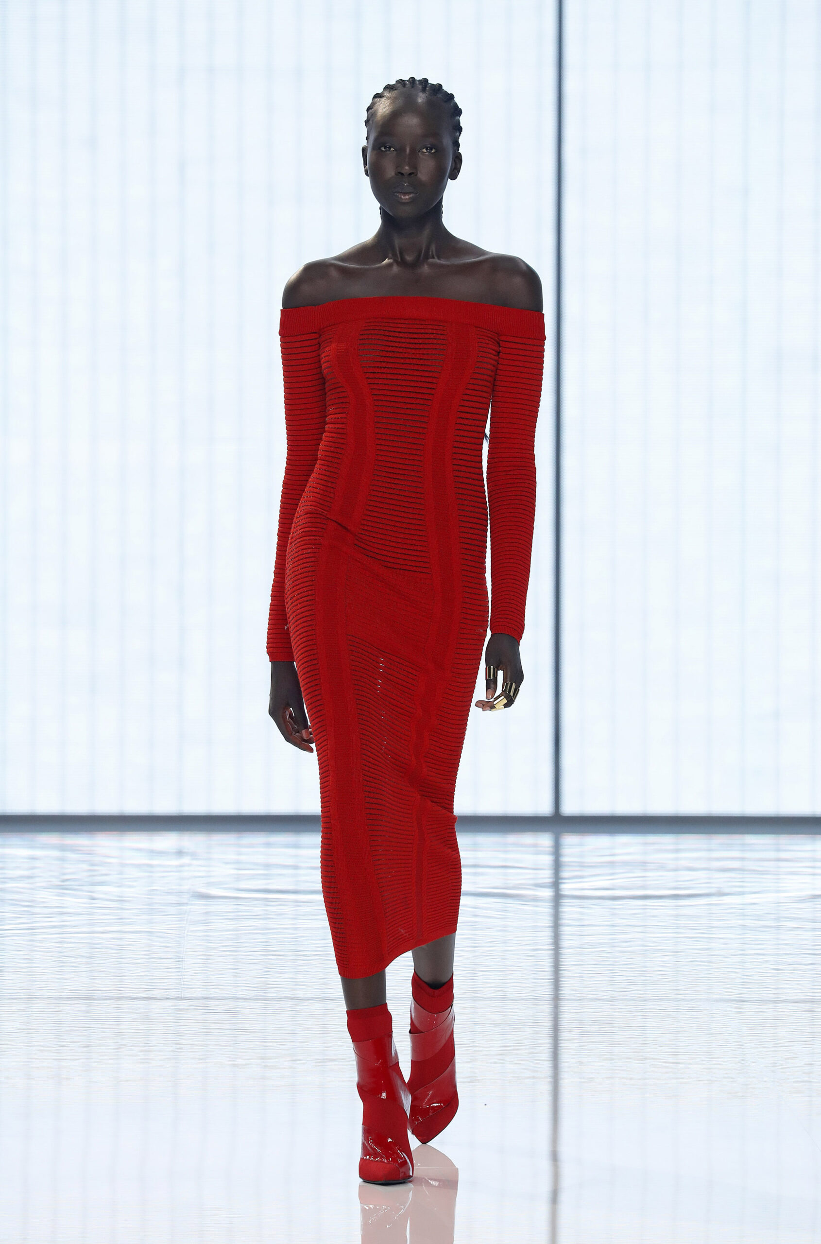 сукня літо 2022 з відкритими плечима довга червона