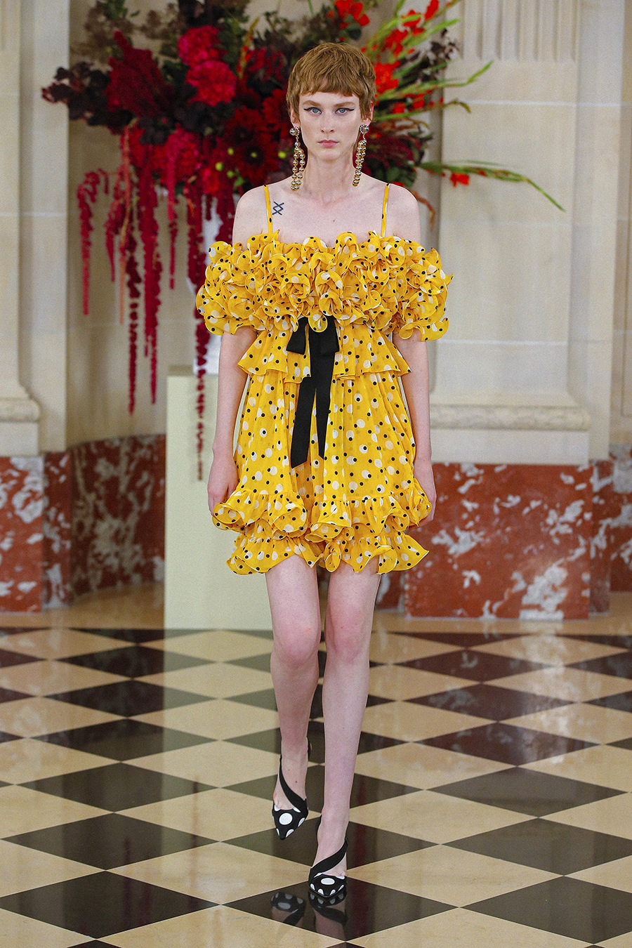 Модна сукня міні літо 2022 жовта чорна оборки брижі