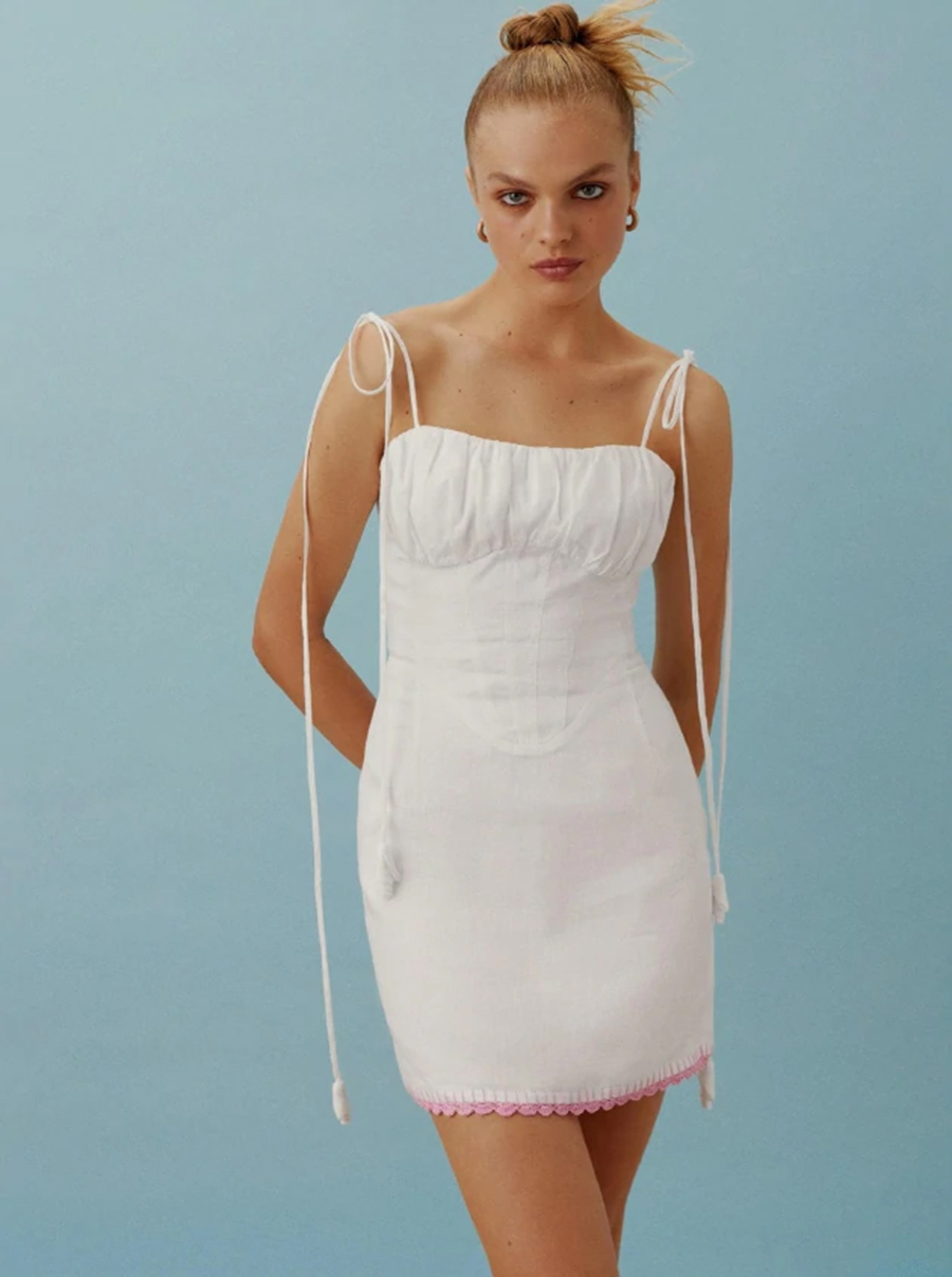 модное платье комбинация весна лето 2022 в бельевом стиле короткое белое 