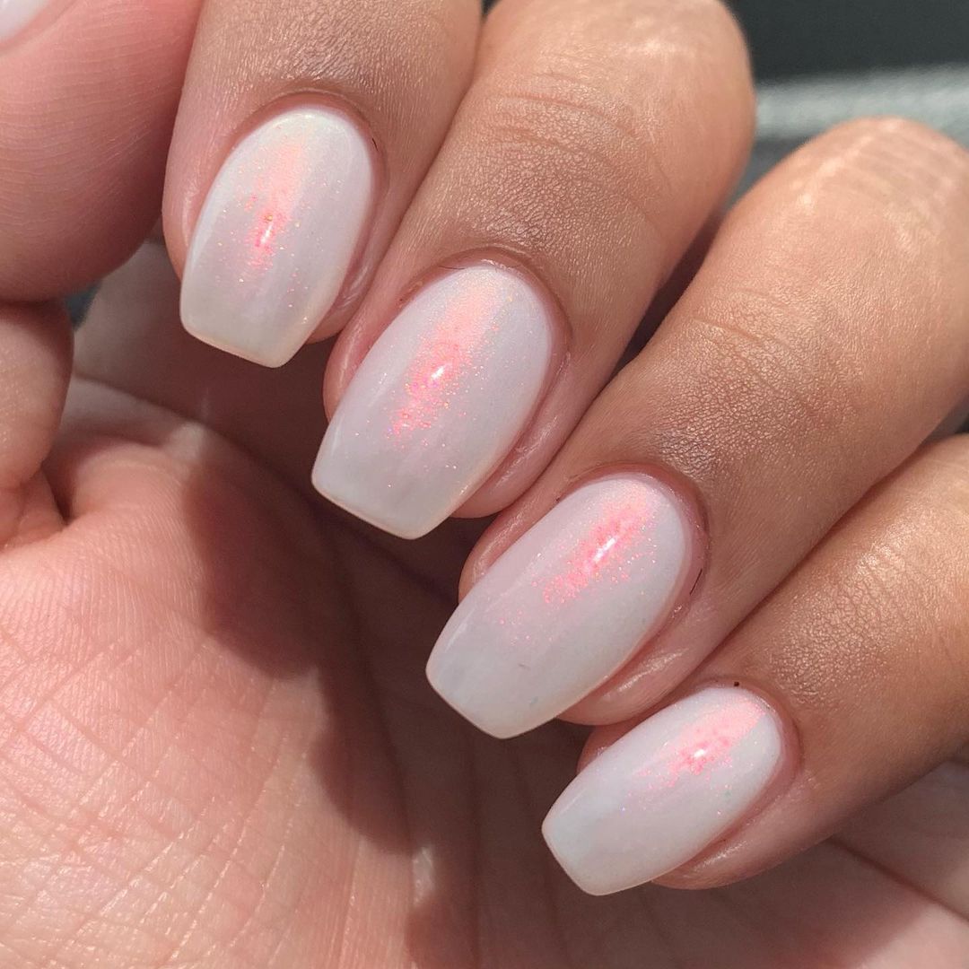 модний манікюр осінь 2022 білий перламутровий глазурований glazed donut nails