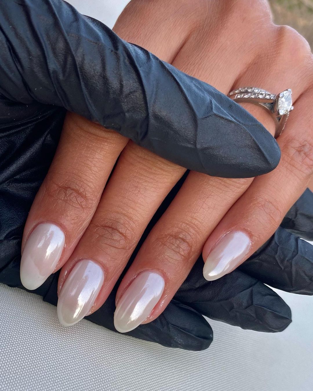 модний манікюр осінь 2022 білий перламутровий глазурований glazed donut nails