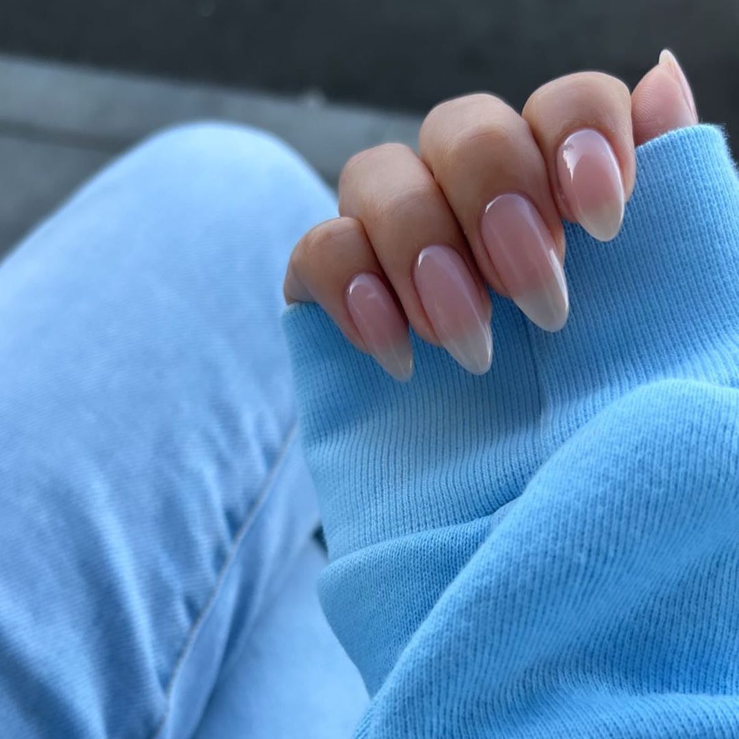 модний манікюр літо 2022 білий перламутровий глазурований glazed donut nails