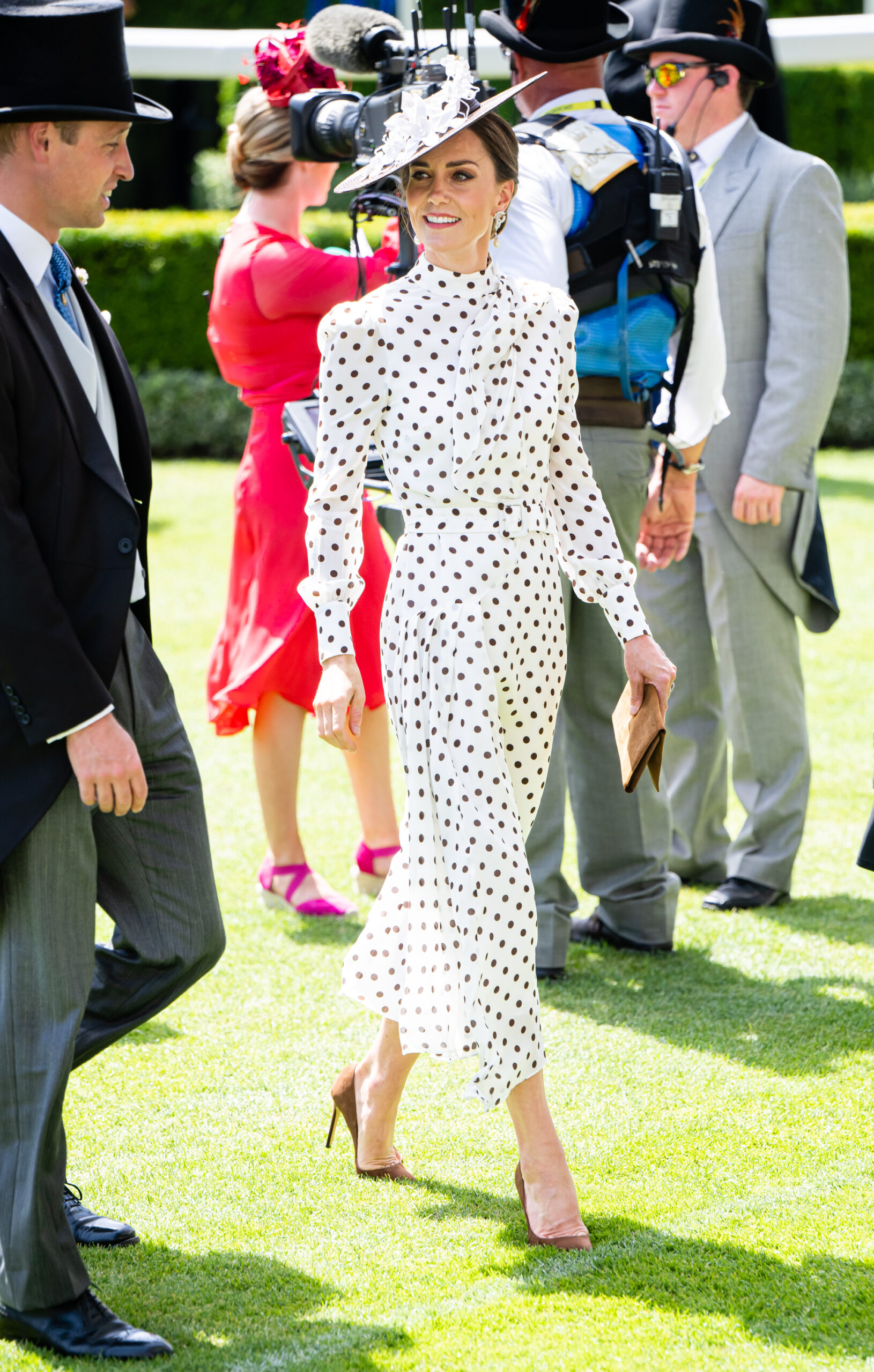 модна сукня горошок літо 2022 біла чорна герцогиня Кетрін кейт міддлтон