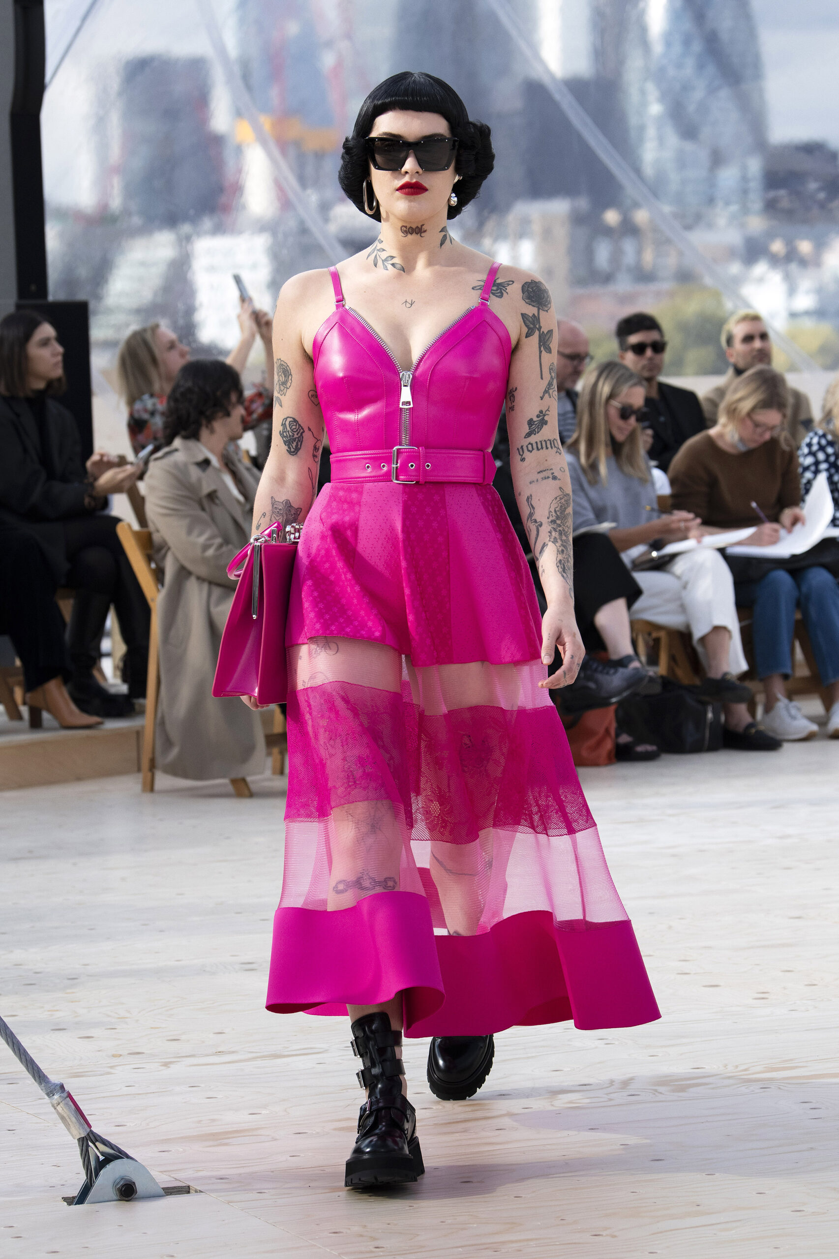 модна рожева сукня літо 2022 сукня-корсет шкіряна довга прозора