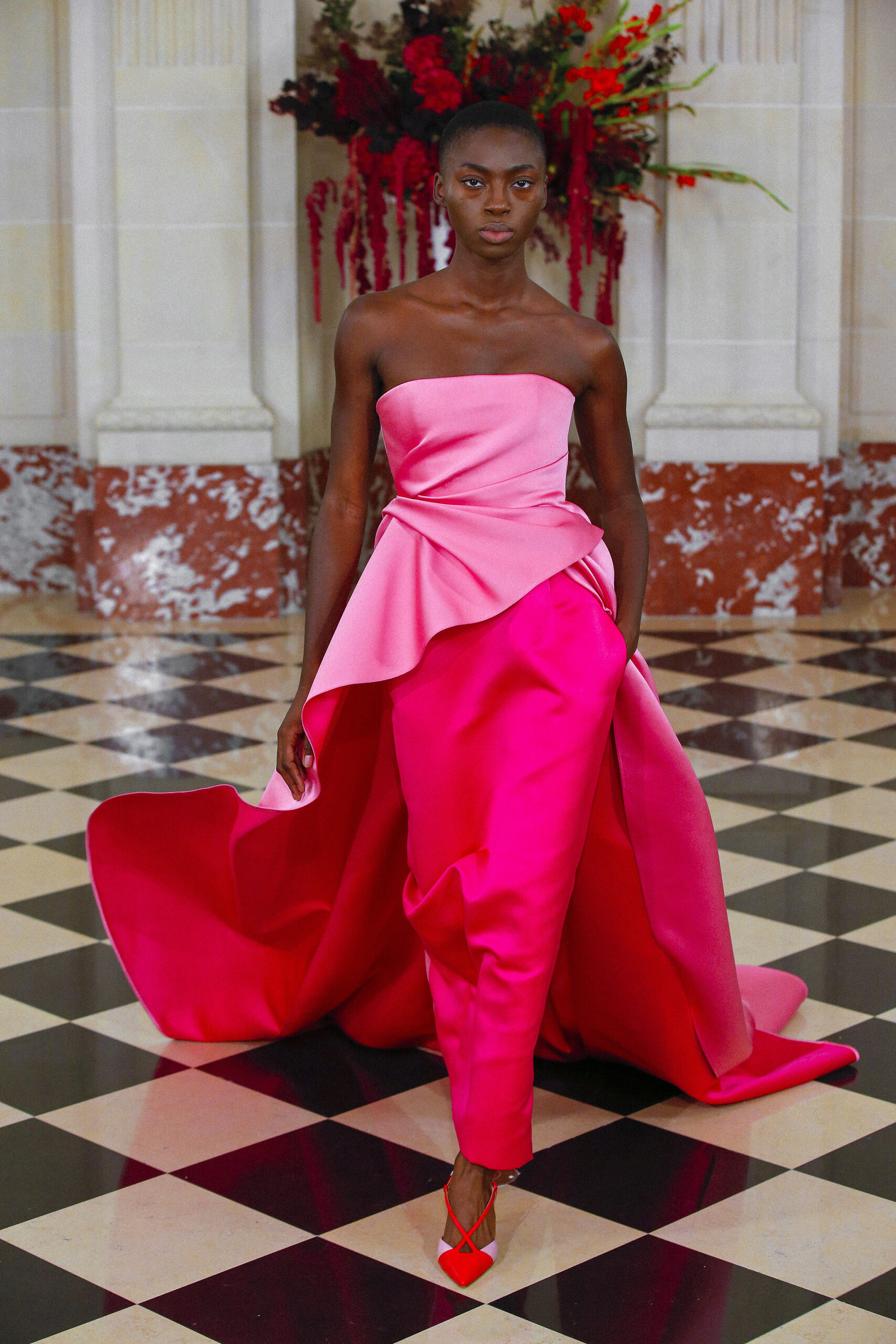 модна рожева сукня літо 2022 довга шлейф