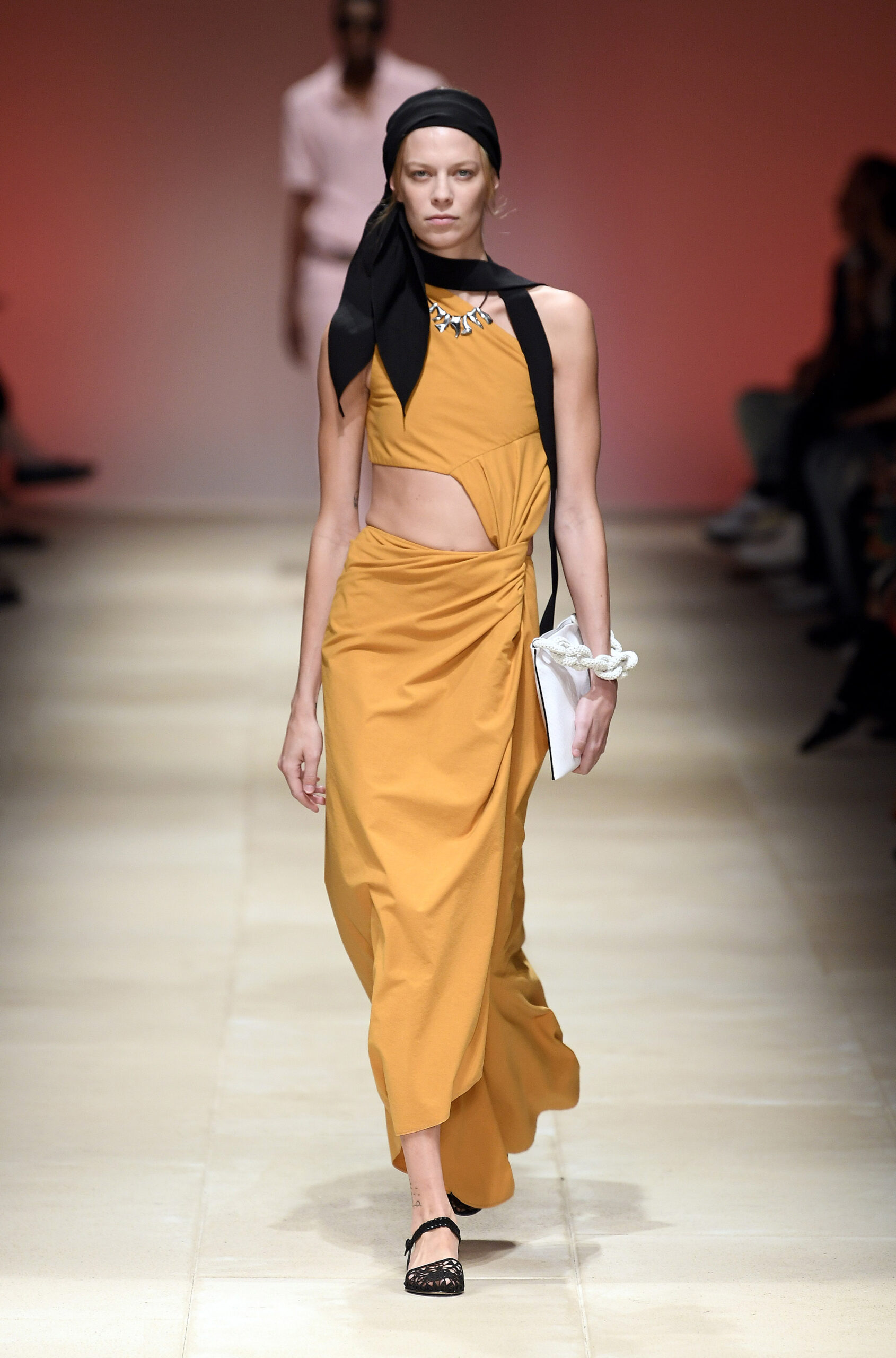 модна сукня літо 2022 з вирізами довга жовта помаранчева