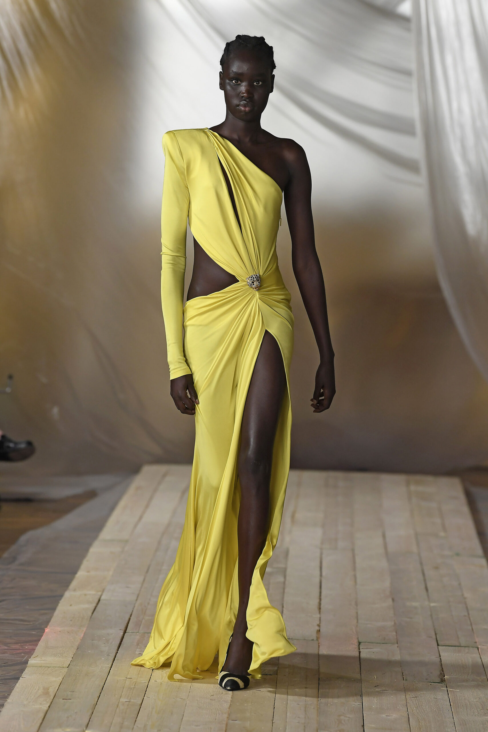 модна сукня літо 2022 з вирізами довга жовта салатова