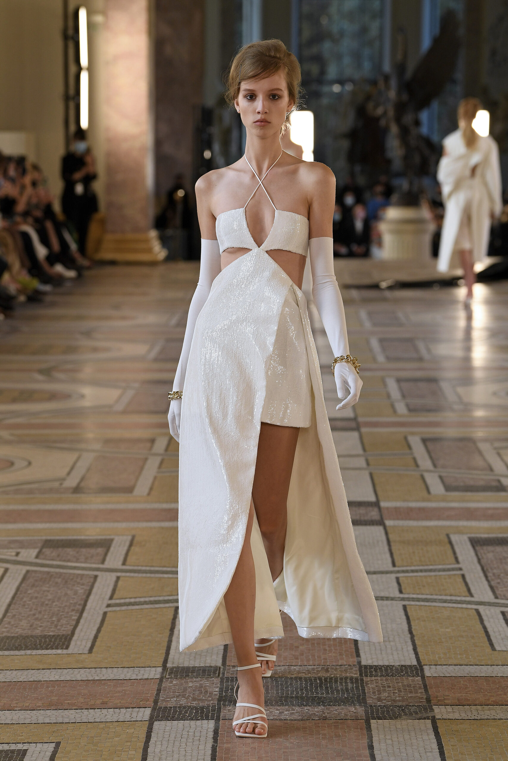 модна сукня літо 2022 з вирізами біла блискуча