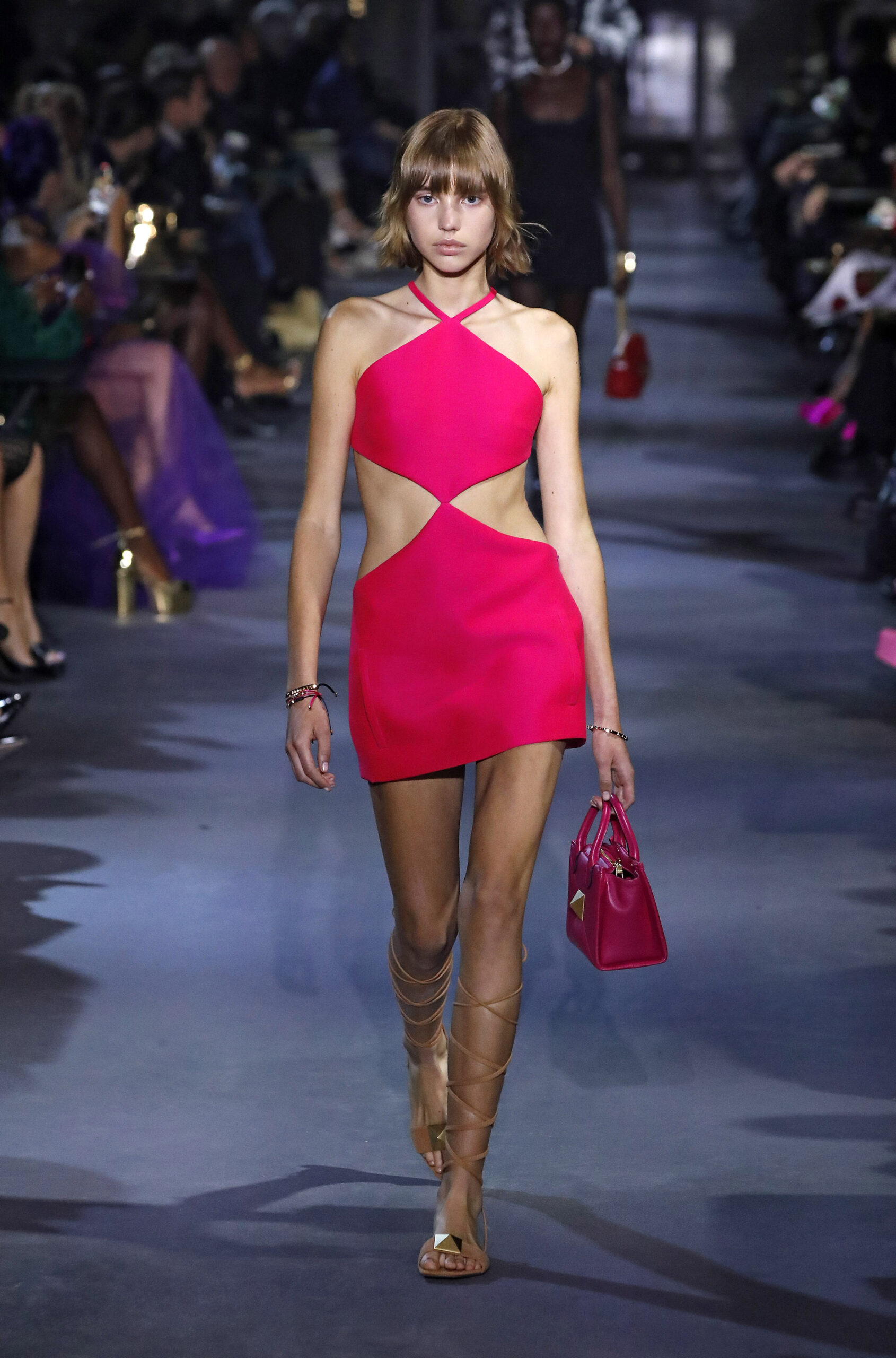 модна сукня літо 2022 з вирізами коротка рожева фуксія халтер американська пройма