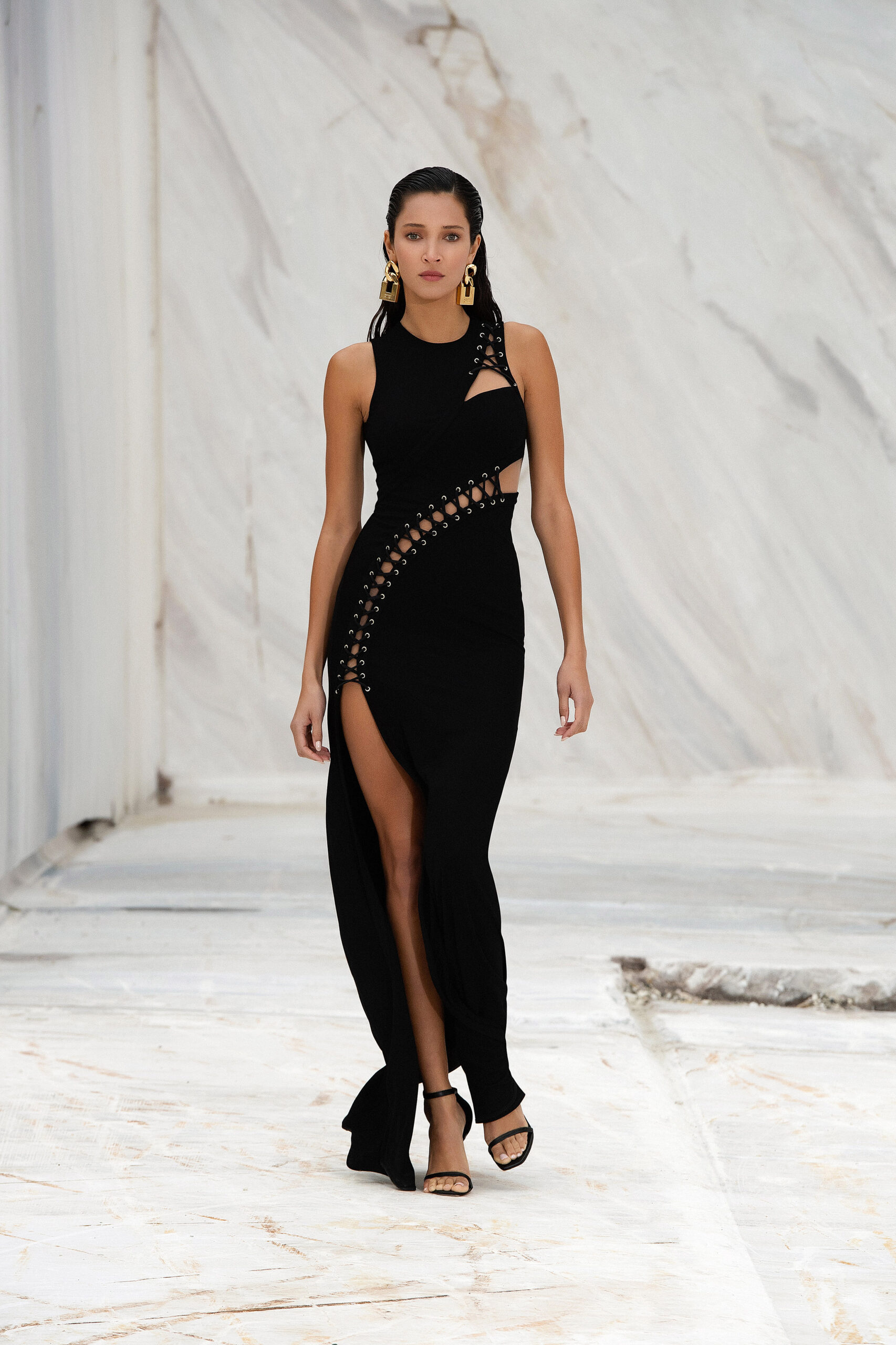 модна сукня літо 2022 з вирізами довга чорна