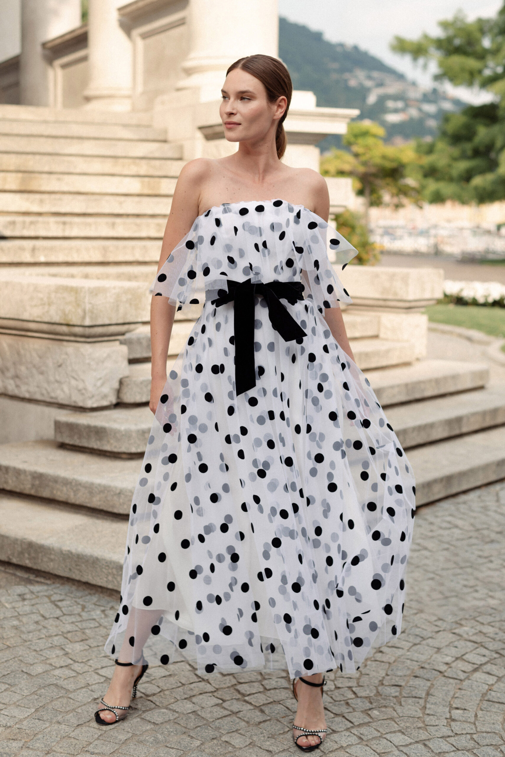 модна сукня горошок літо 2022 біла чорна