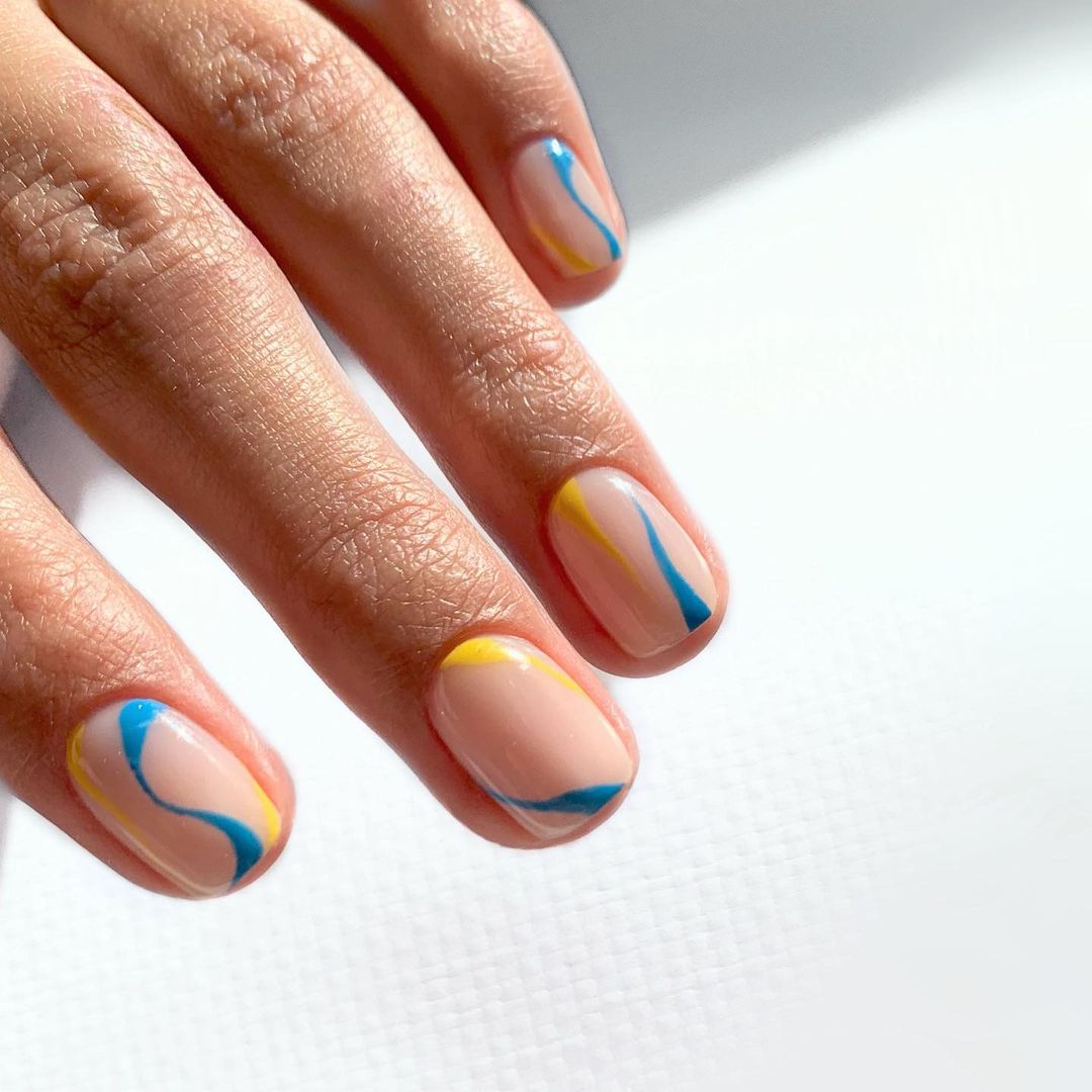 модний манікюр літо 2022 на короткі нігті патріотичний український прапор синій жовтий