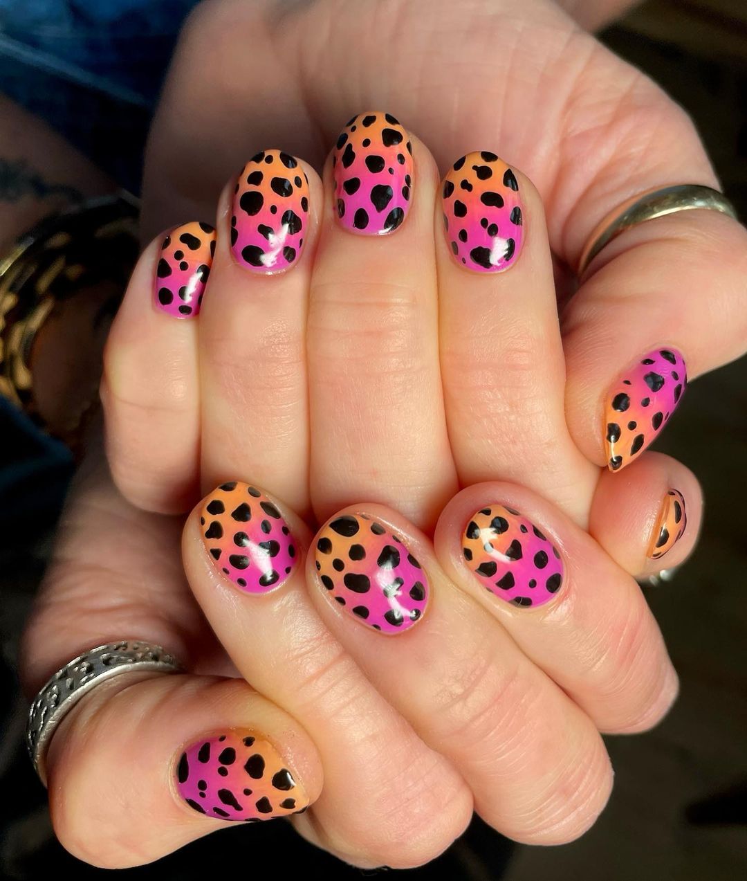 модний манікюр літо 2022 на короткі нігті леопард помаранчевий рожевий